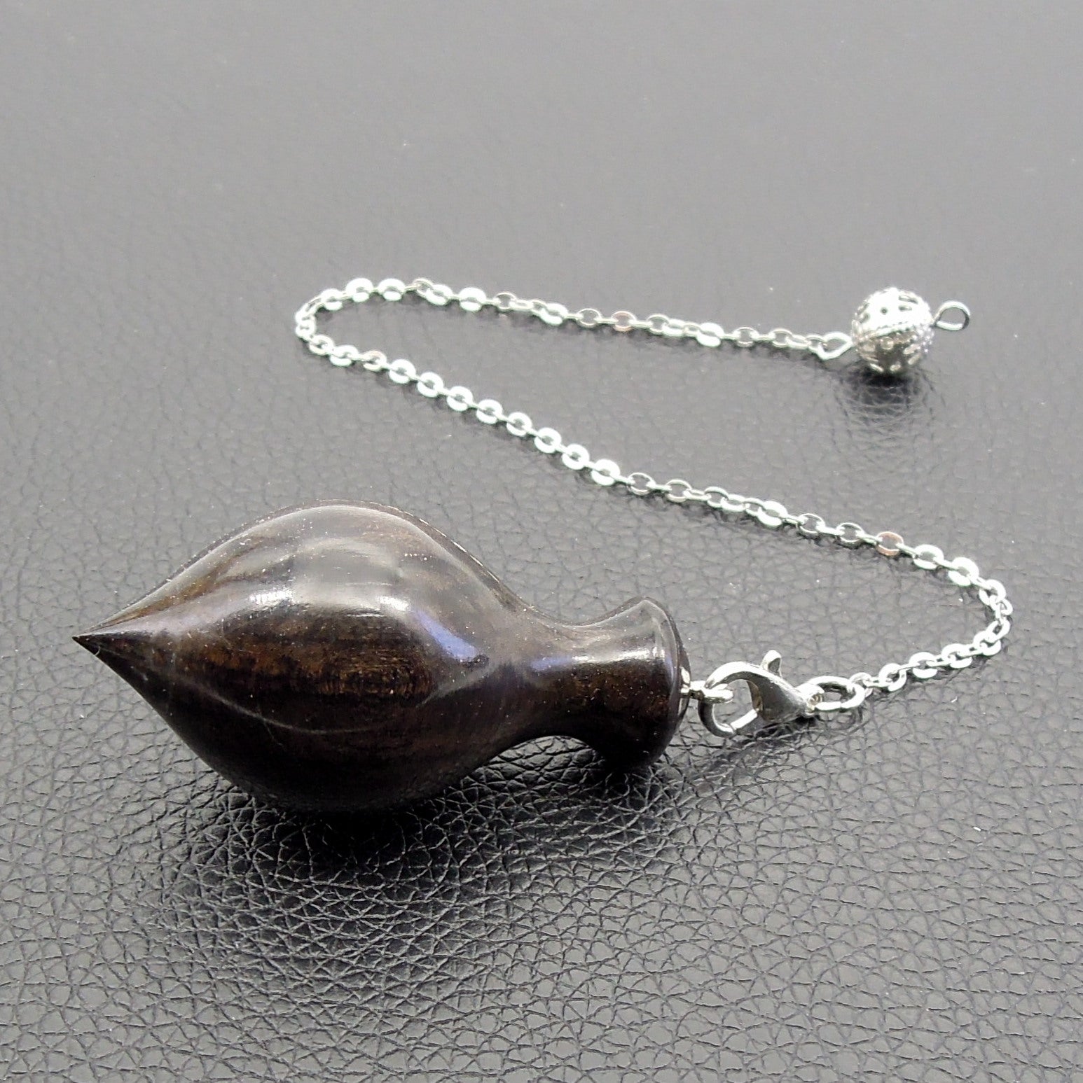 Pendule artisanal de radiesthésie en ébène avec chainette.