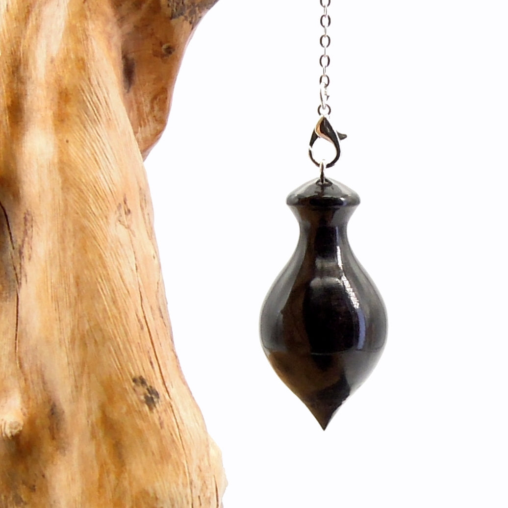 Pendule artisanal de radiesthésie en ébène avec chainette.
