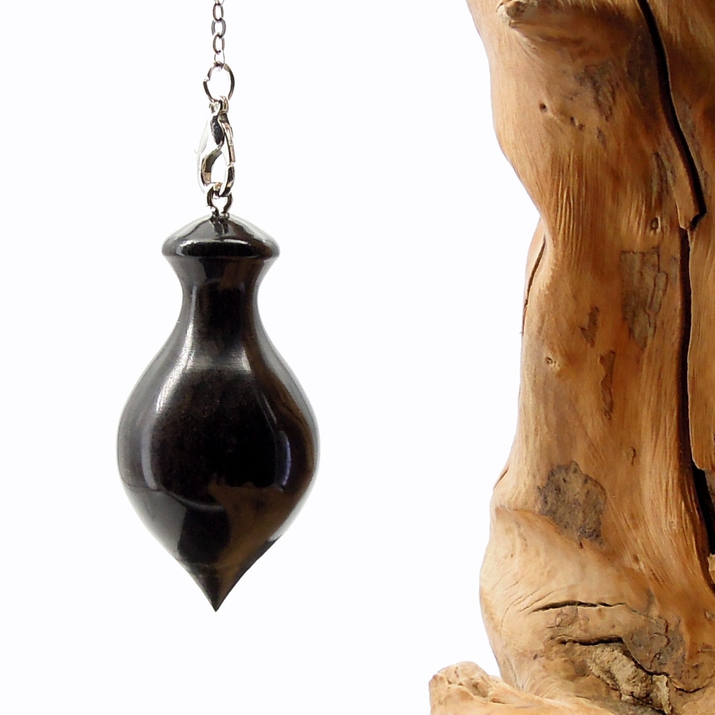 Pendule artisanal de radiesthésie en ébène avec chainette.