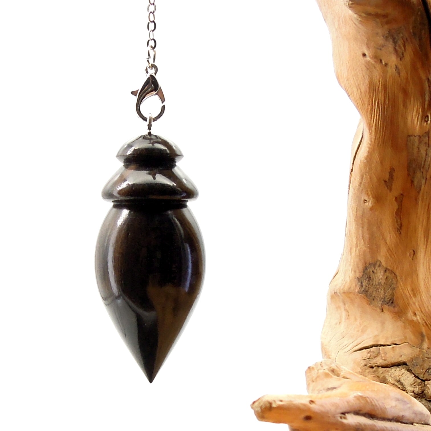 Pendule artisanal de radiesthésie en ébène avec chainette.