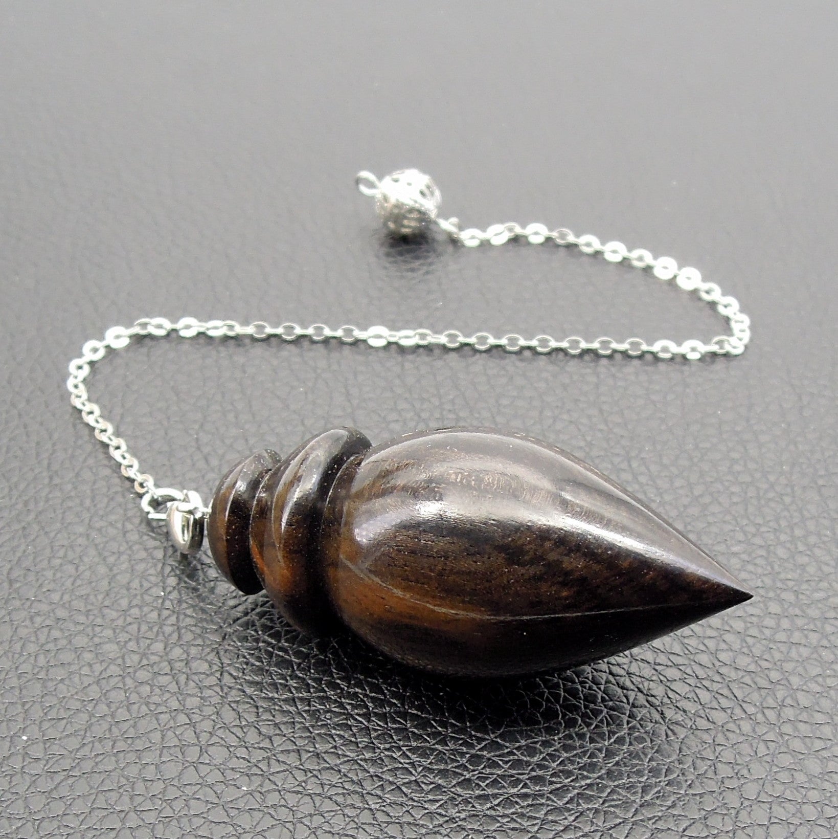 Pendule artisanal de radiesthésie en ébène avec chainette.