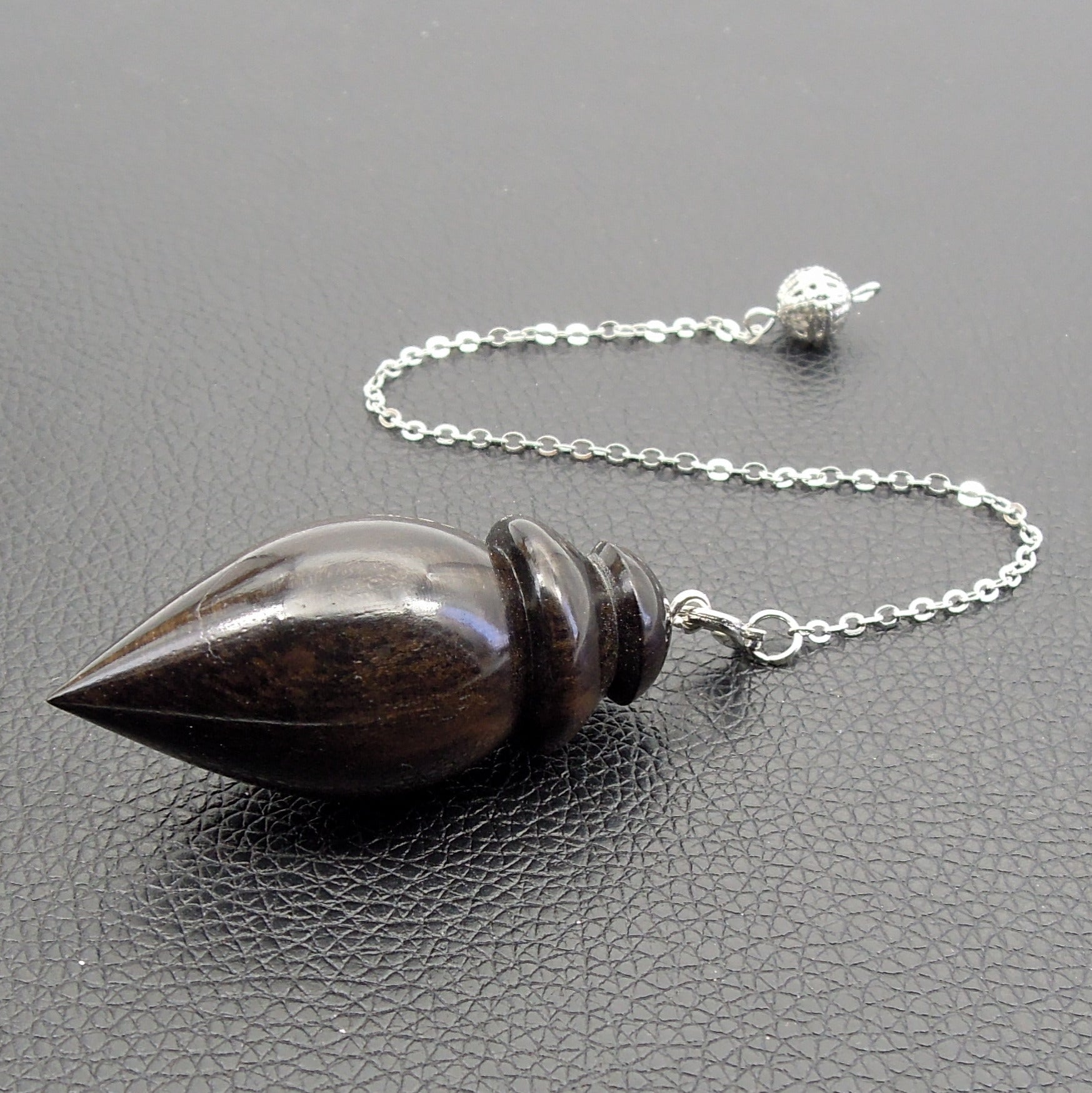 Pendule artisanal de radiesthésie en ébène avec chainette.