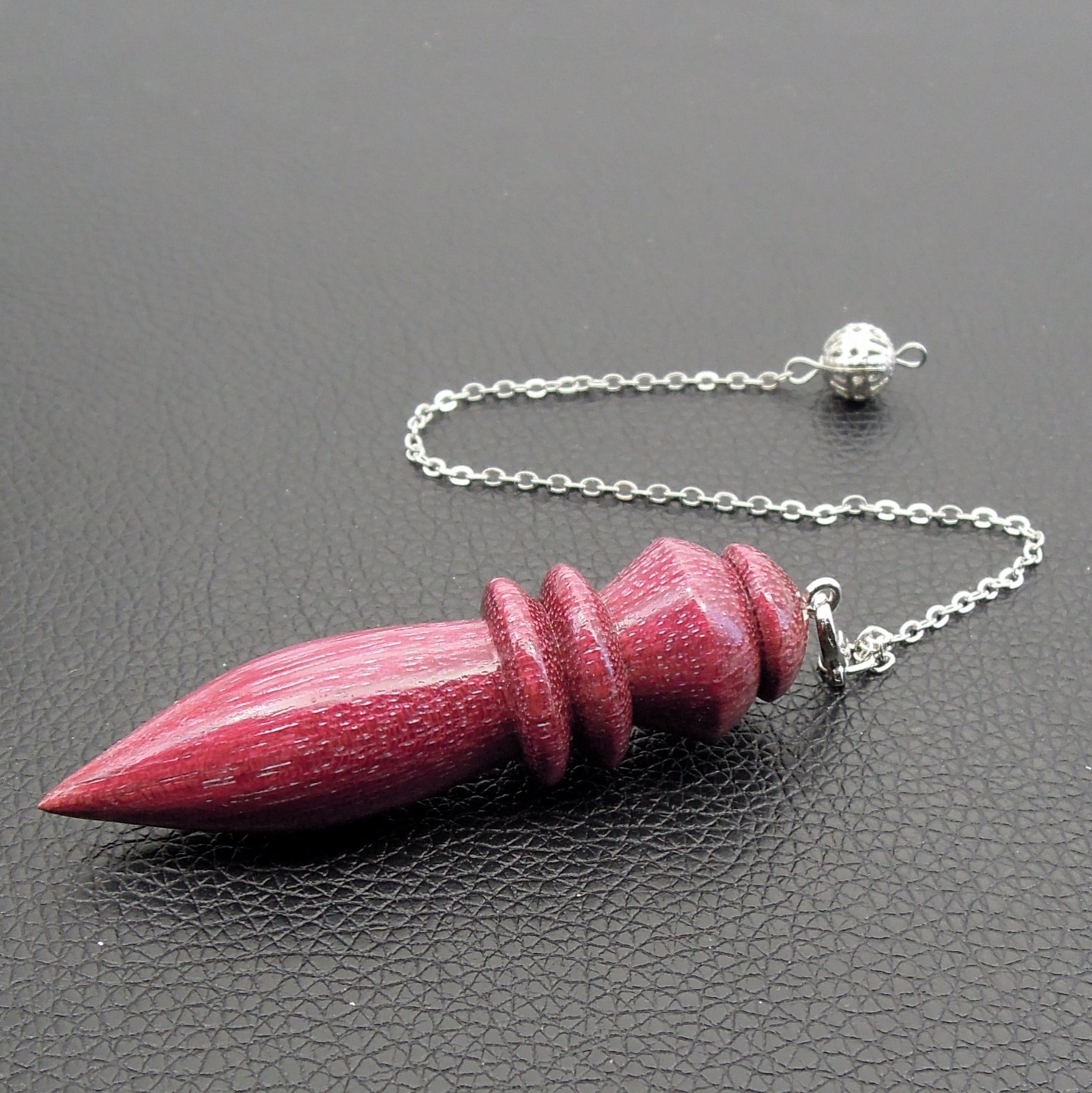 Pendule artisanal de radiesthésie en amarante avec chainette.