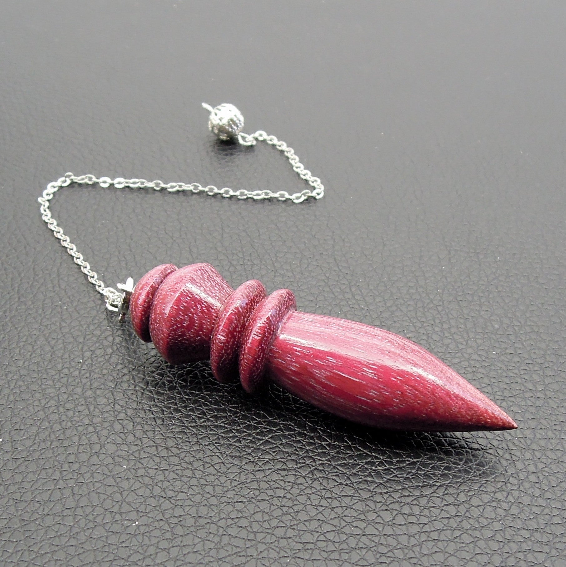 Pendule artisanal de radiesthésie en amarante avec chainette.