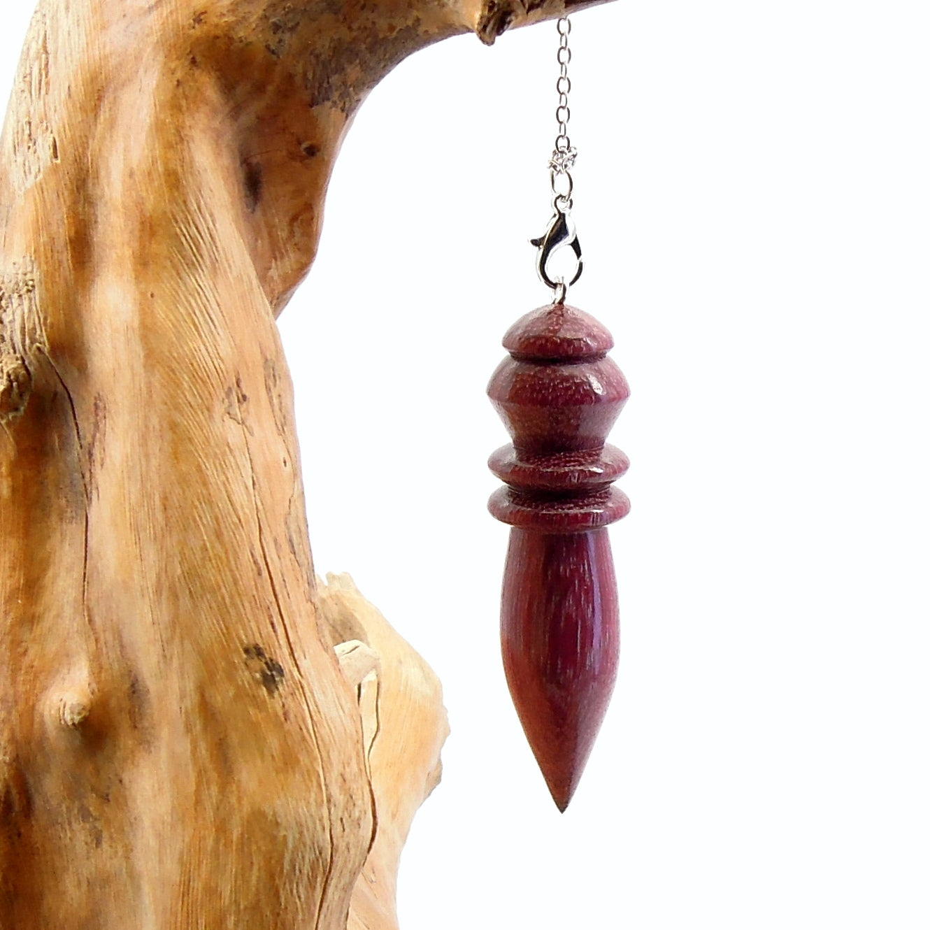 Pendule artisanal de radiesthésie en amarante avec chainette.