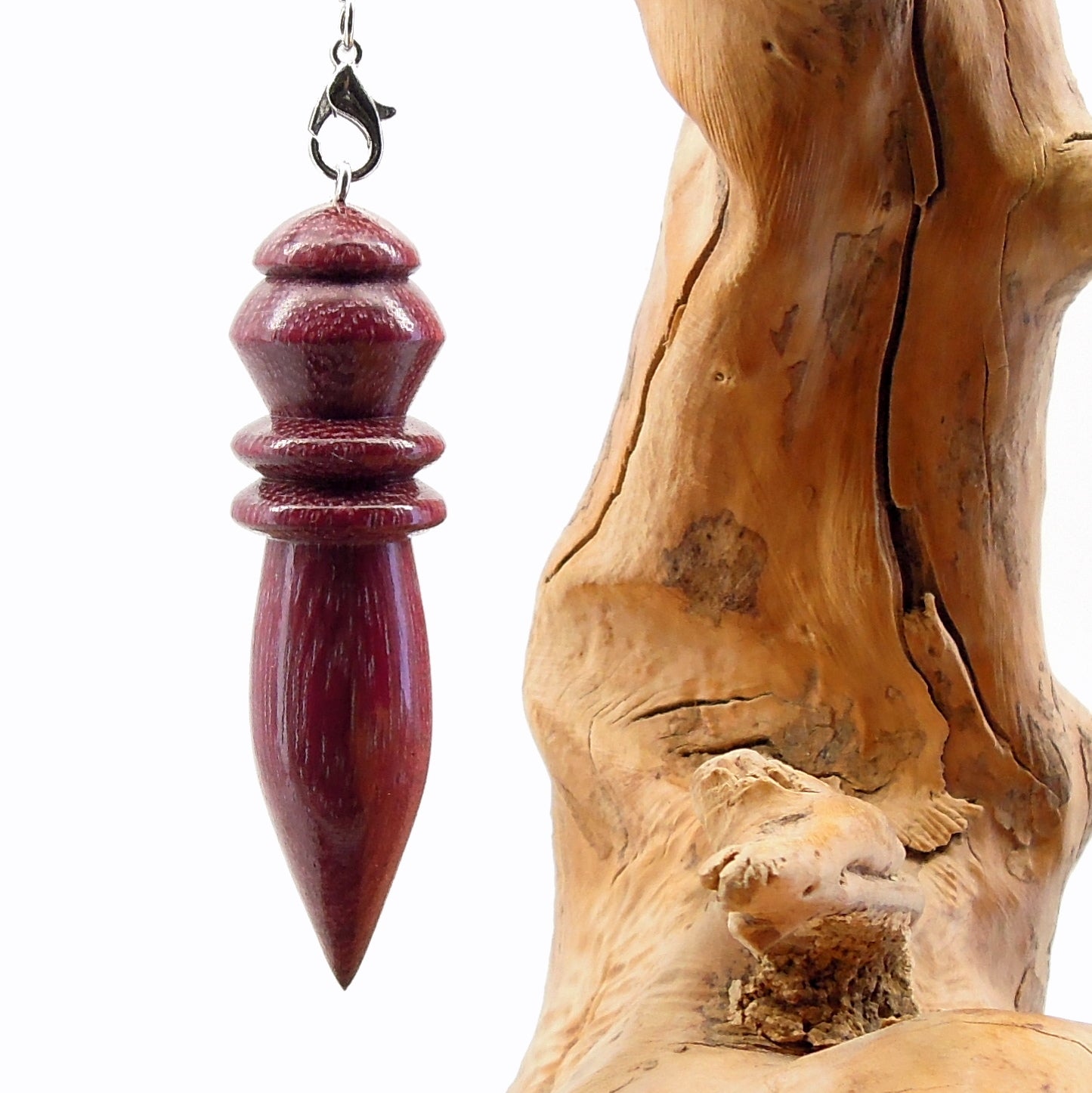 Pendule artisanal de radiesthésie en amarante avec chainette.