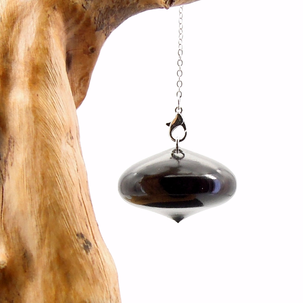 Pendule artisanal de radiesthésie en ébène avec chainette.