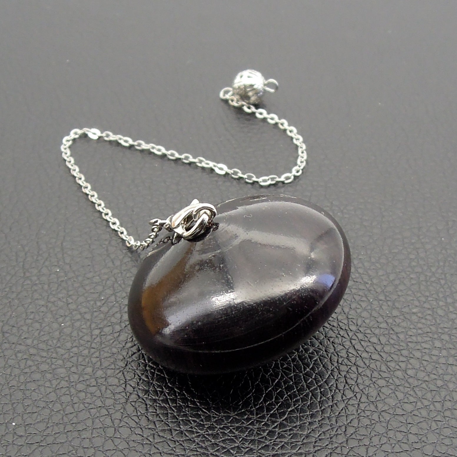 Pendule artisanal de radiesthésie en ébène avec chainette.