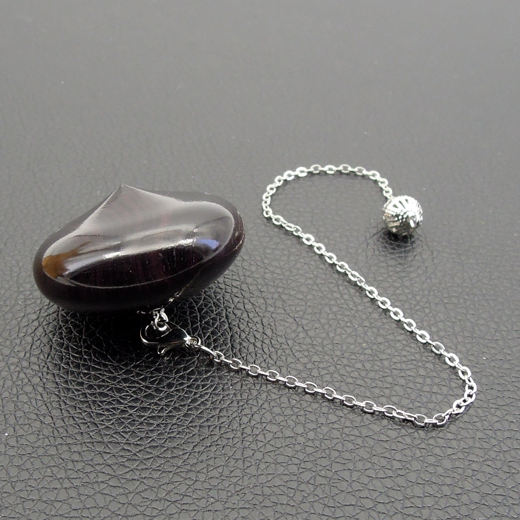 Pendule artisanal de radiesthésie en ébène avec chainette.