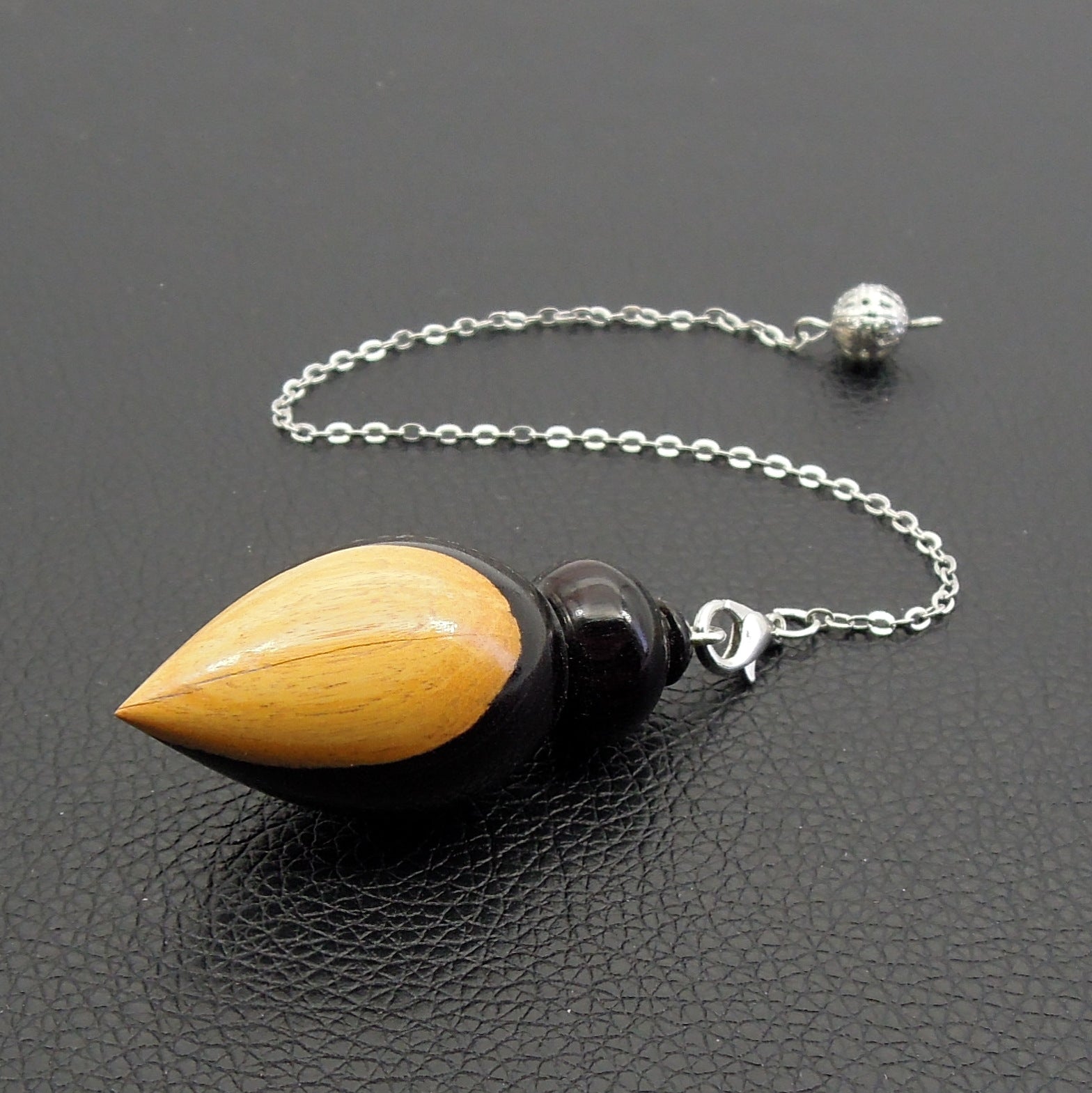 Pendule artisanal de radiesthésie en ébène avec chainette.
