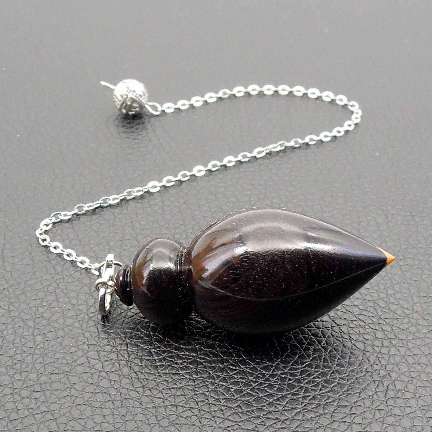 Pendule artisanal de radiesthésie en ébène avec chainette.