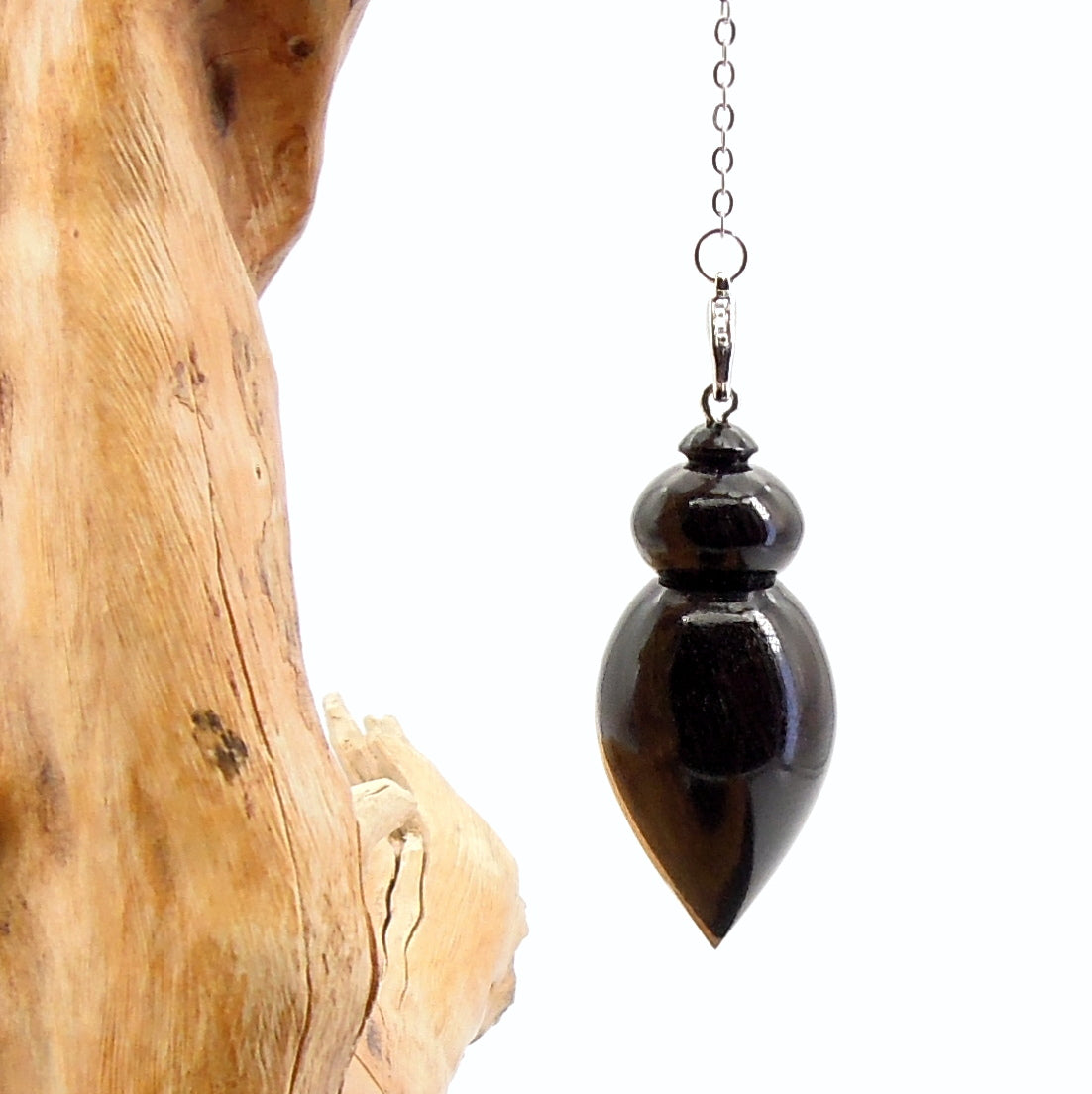 Pendule artisanal de radiesthésie en ébène avec chainette.