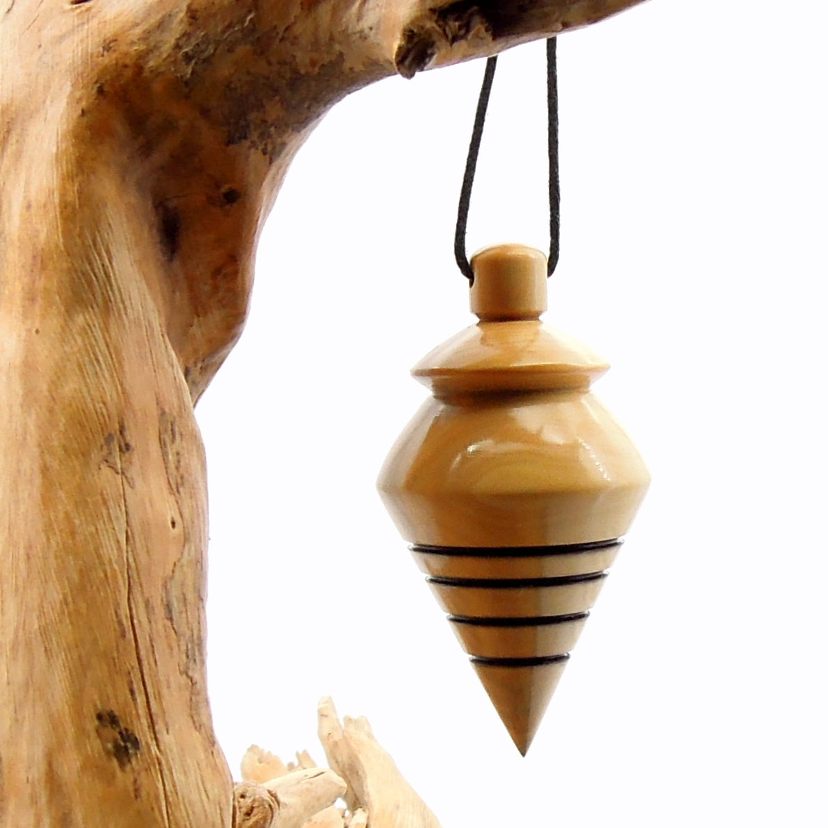 Pendule artisanal de radiesthésie en buis avec oeilleton.