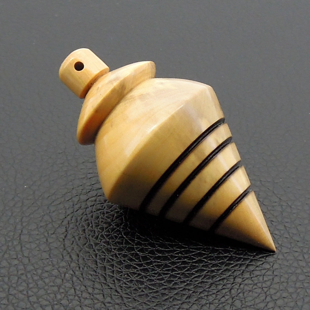 Pendule artisanal de radiesthésie en buis avec oeilleton.