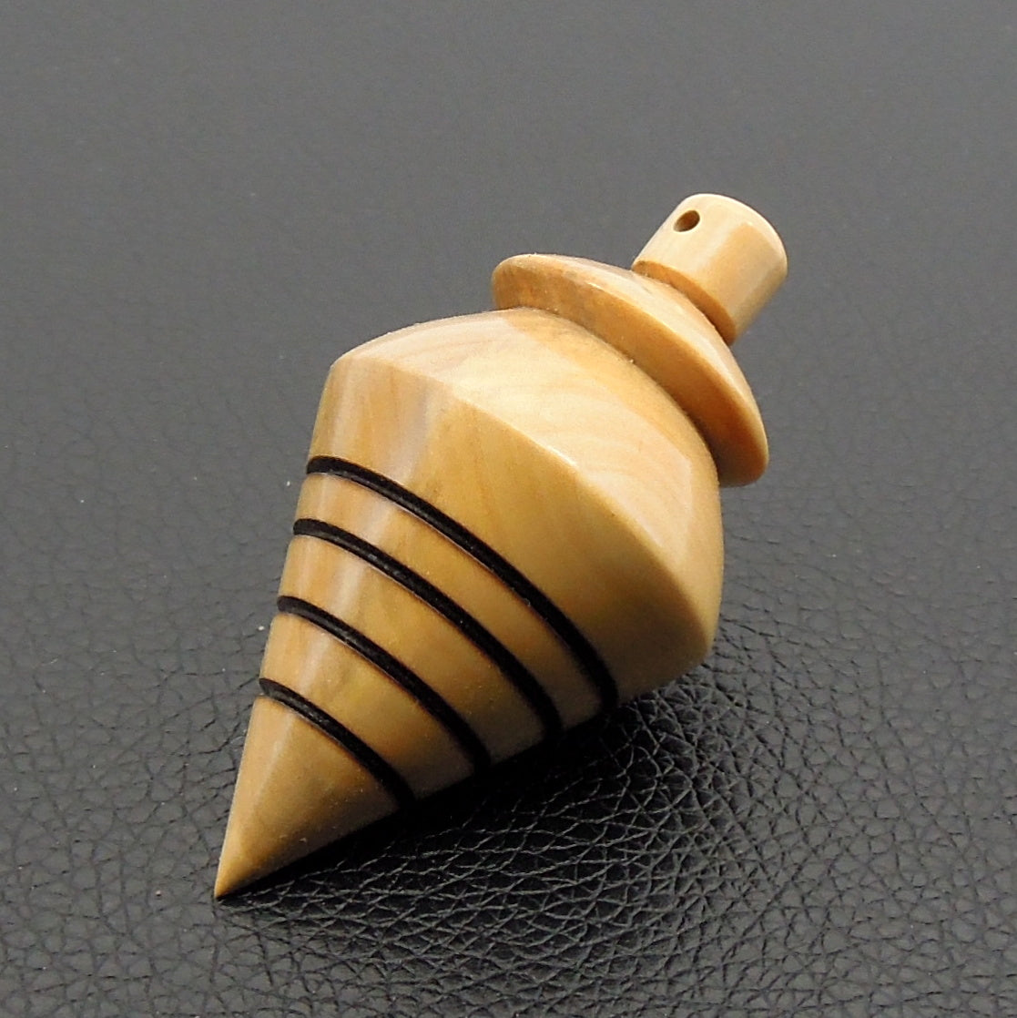Pendule artisanal de radiesthésie en buis avec oeilleton.