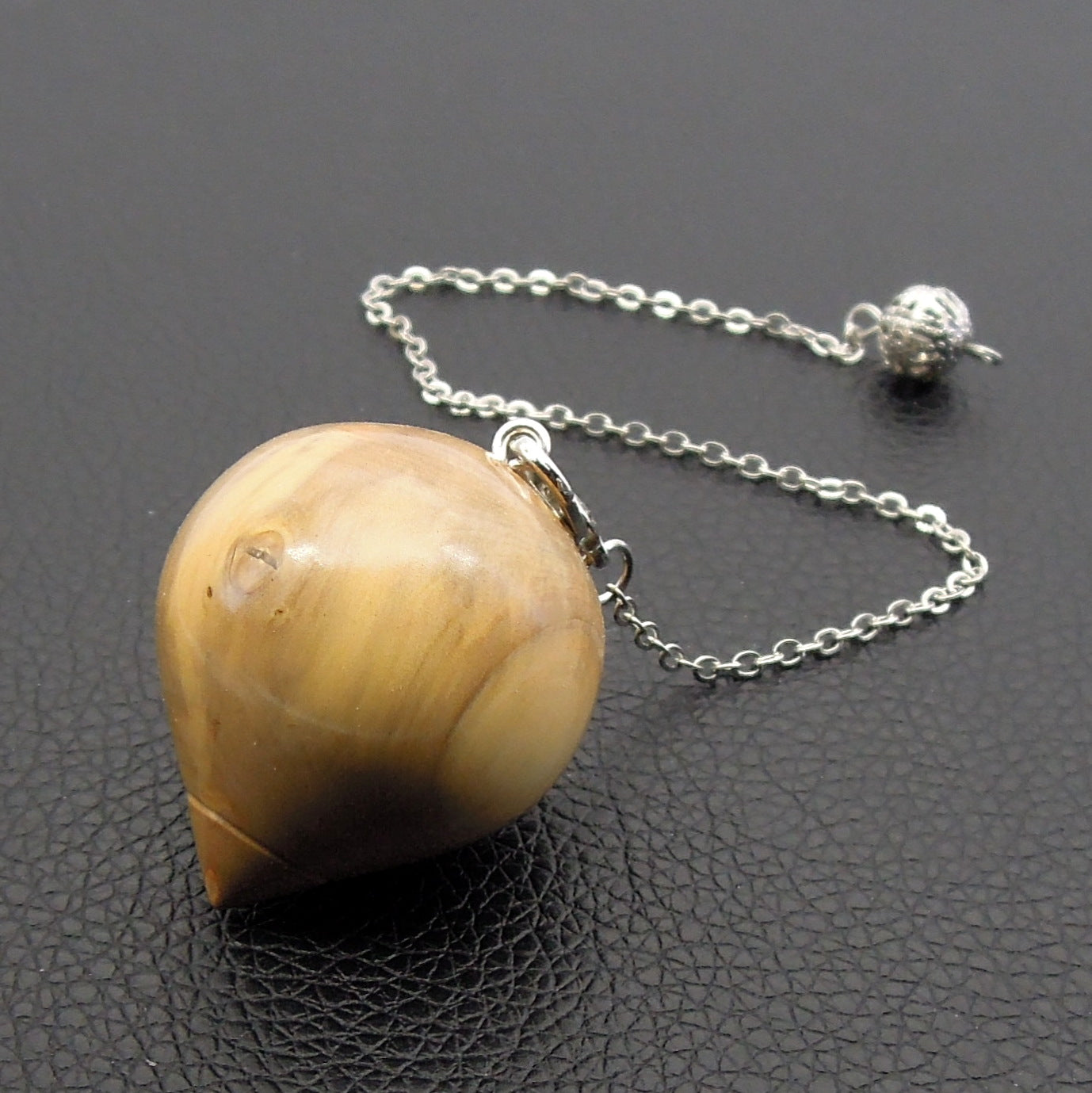 Pendule artisanal de radiesthésie en buis avec chainette.