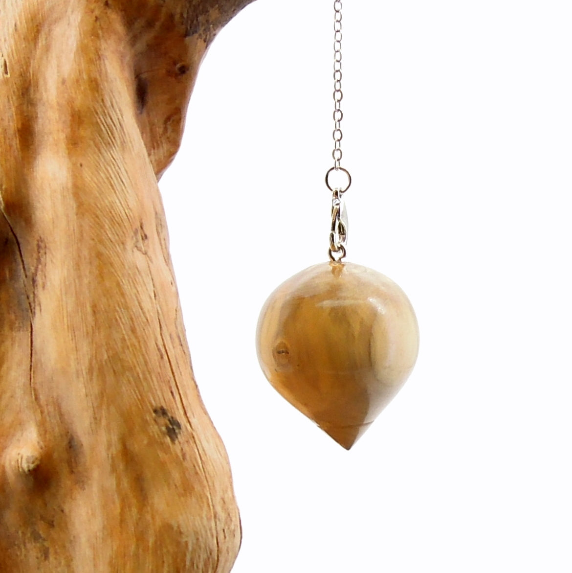 Pendule artisanal de radiesthésie en buis avec chainette.