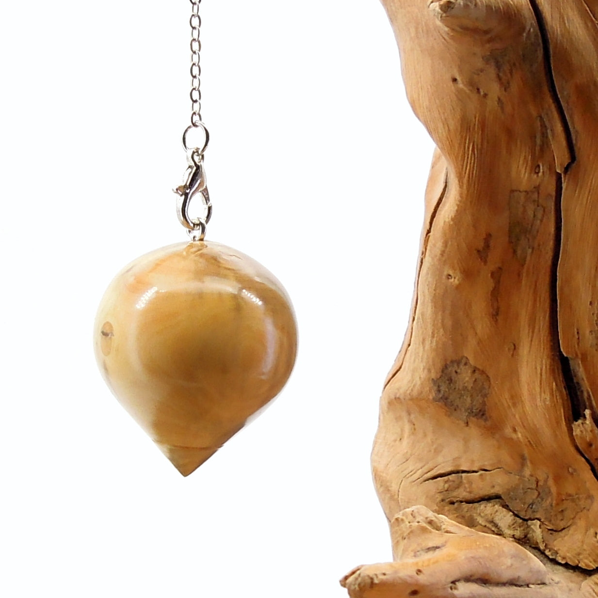 Pendule artisanal de radiesthésie en buis avec chainette.