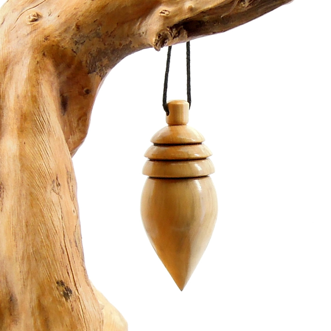 Pendule artisanal de radiesthésie en buis avec oeilleton.
