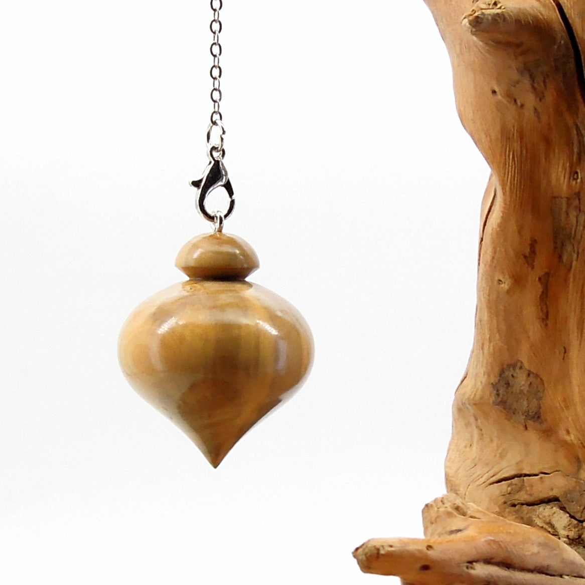 Pendule artisanal de radiesthésie en buis avec chainette.