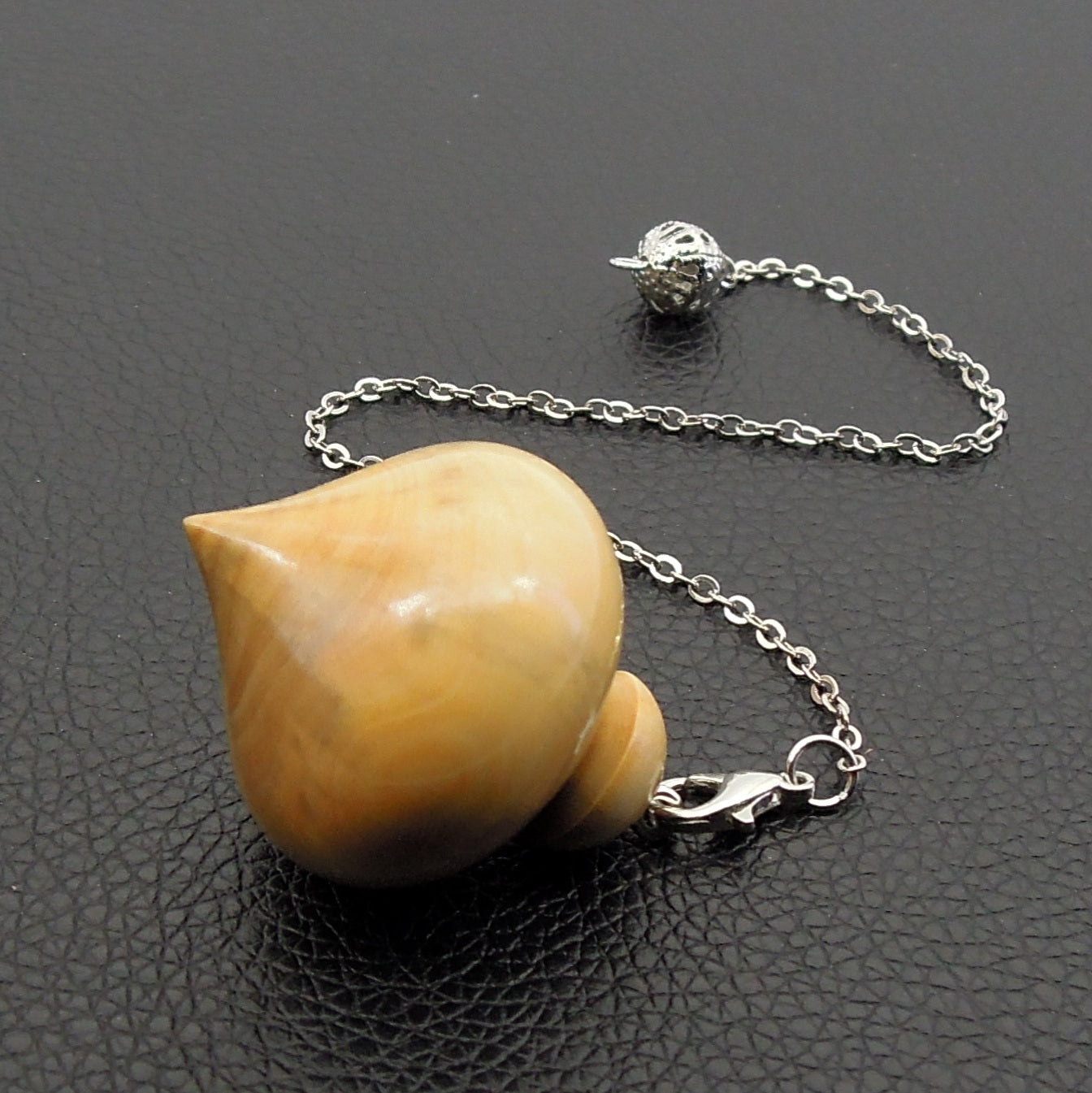 Pendule artisanal de radiesthésie en buis avec chainette.