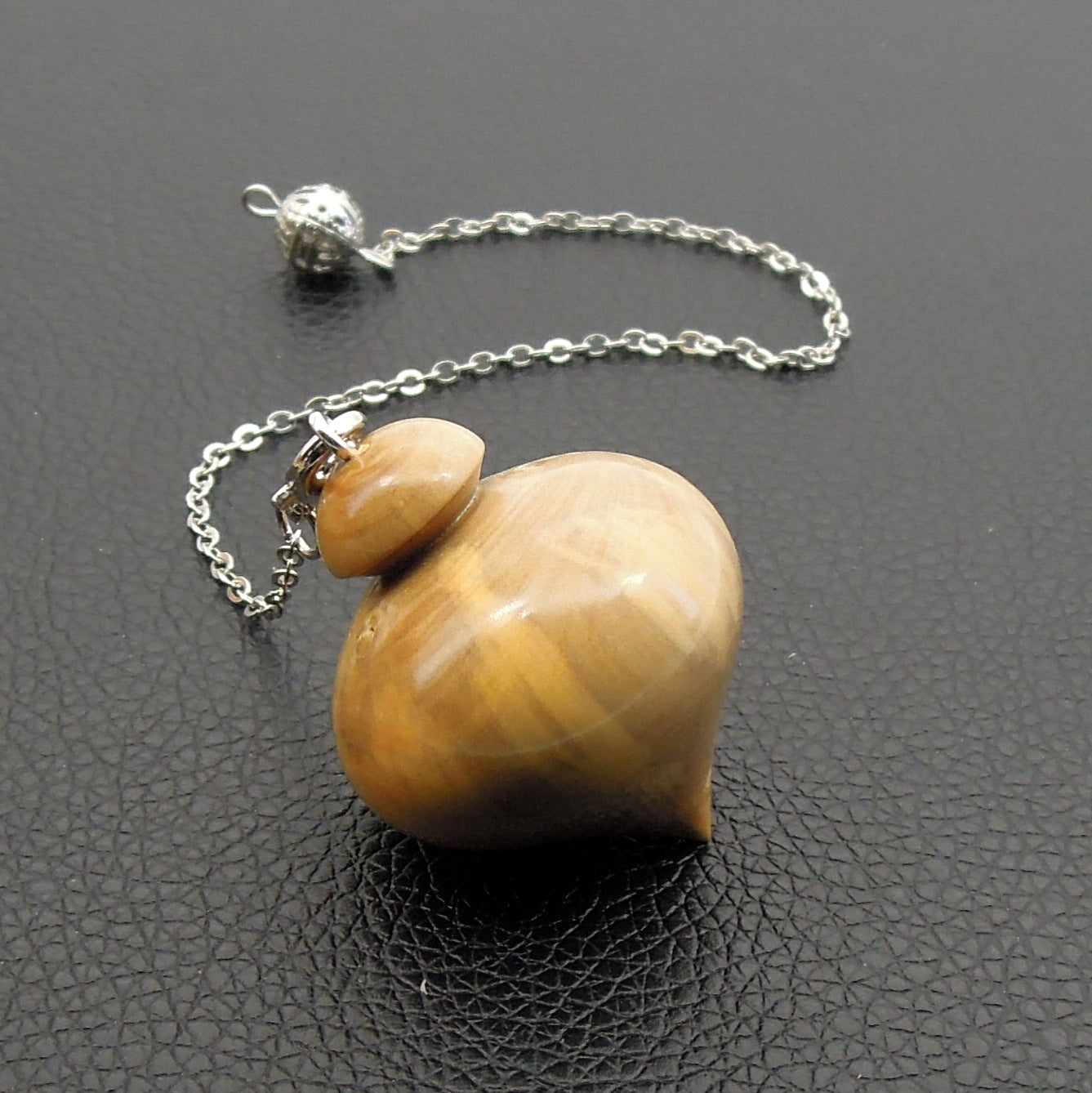 Pendule artisanal de radiesthésie en buis avec chainette.