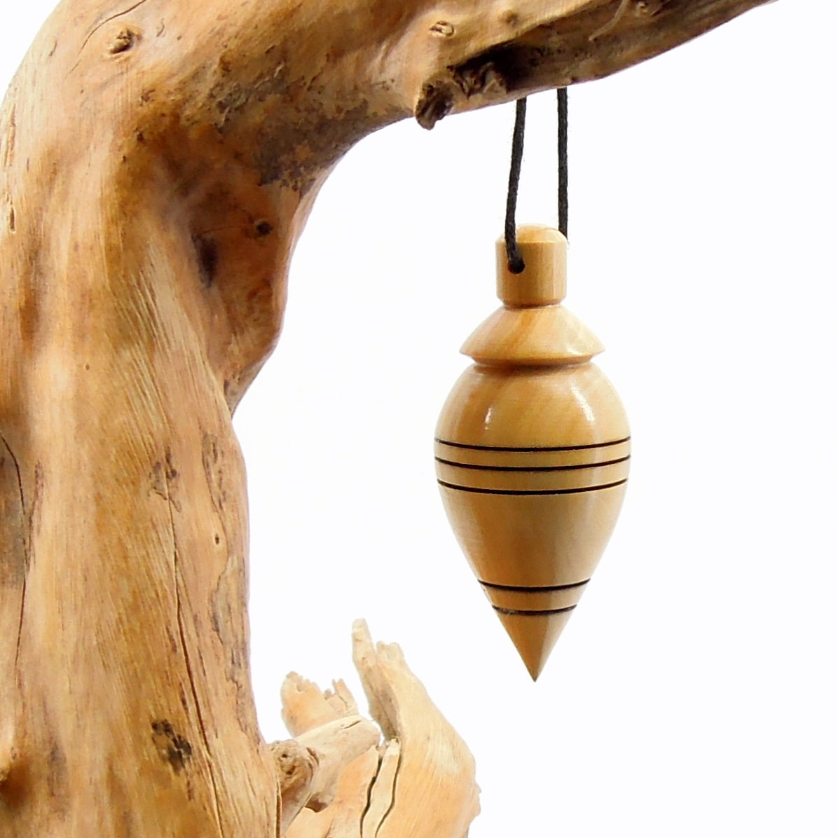 Pendule artisanal de radiesthésie en buis avec oeilleton.