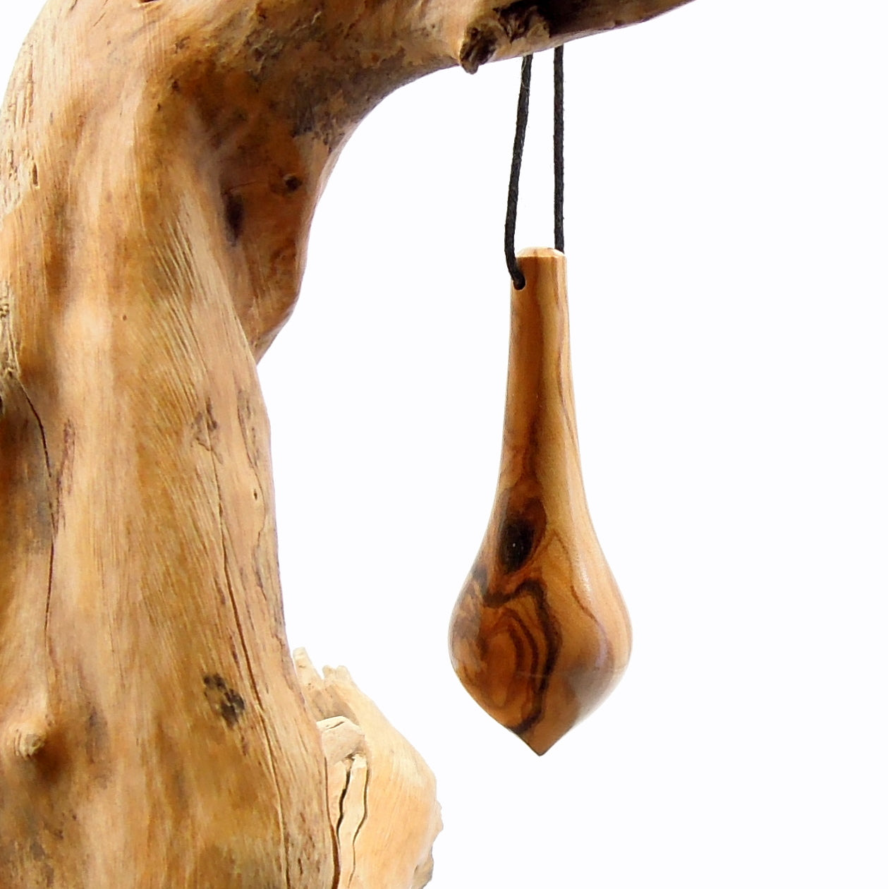 Pendule artisanal divinatoire en olivier avec oeilleton