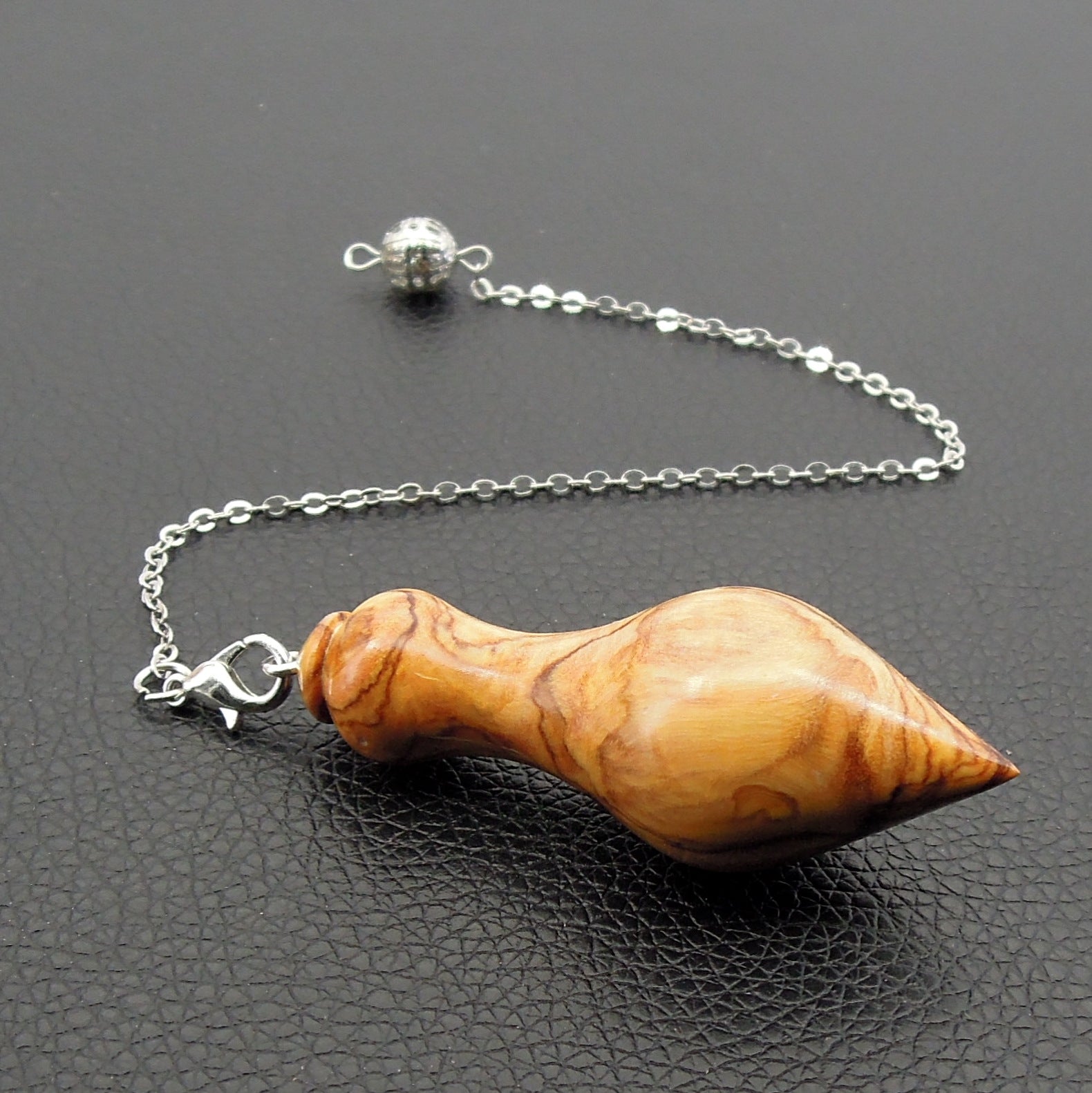 Pendule artisanal divinatoire en olivier avec chainette..