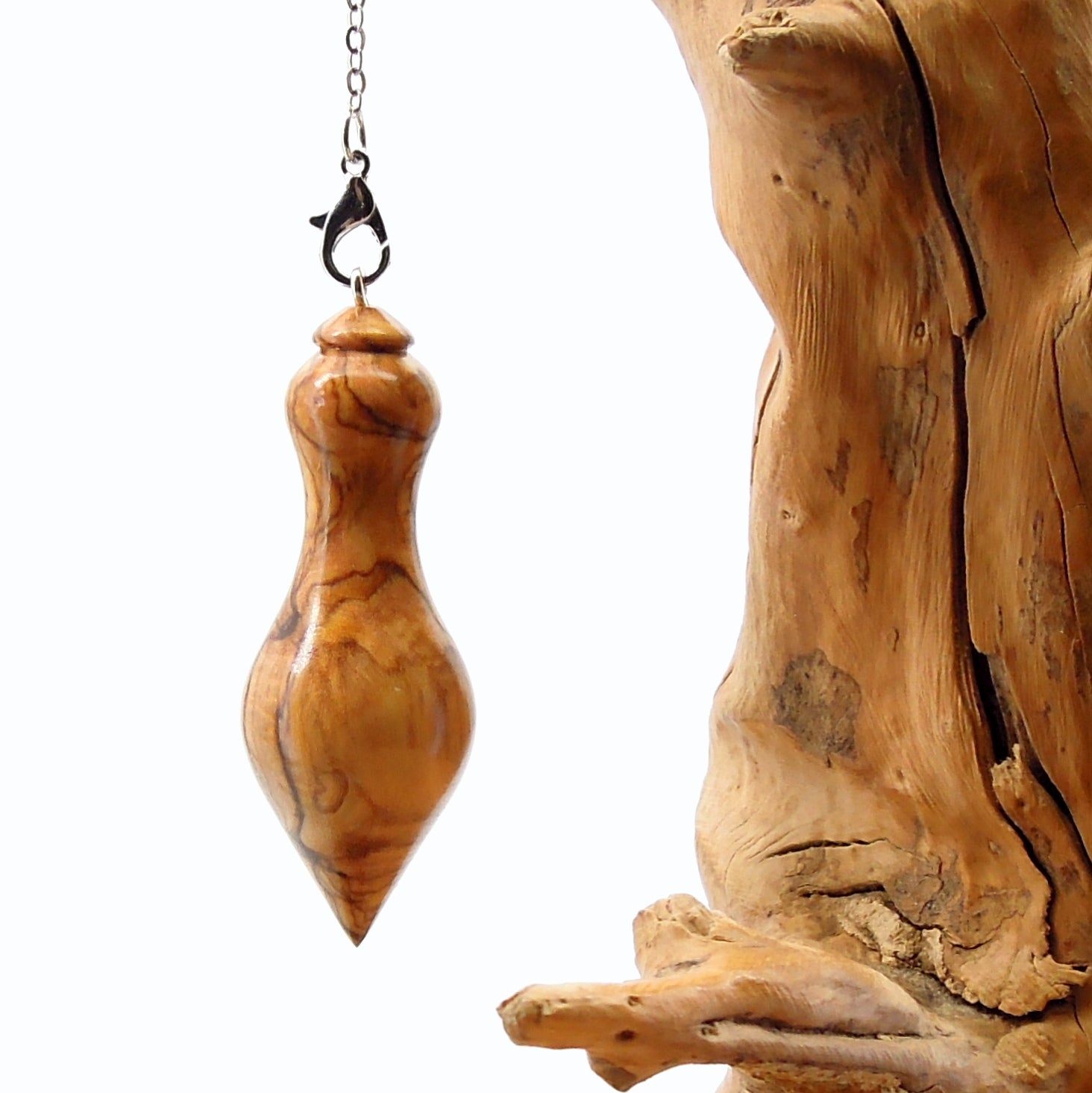 Pendule artisanal divinatoire en olivier avec chainette..