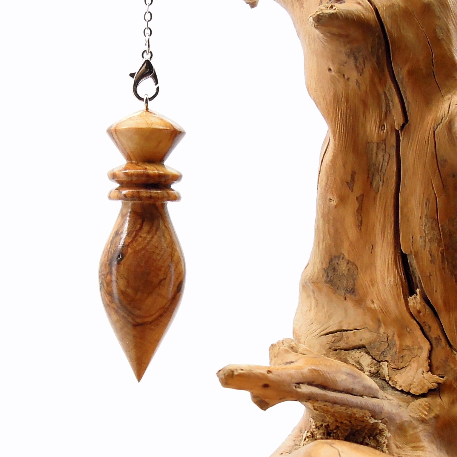 Pendule artisanal divinatoire en olivier avec chainette..