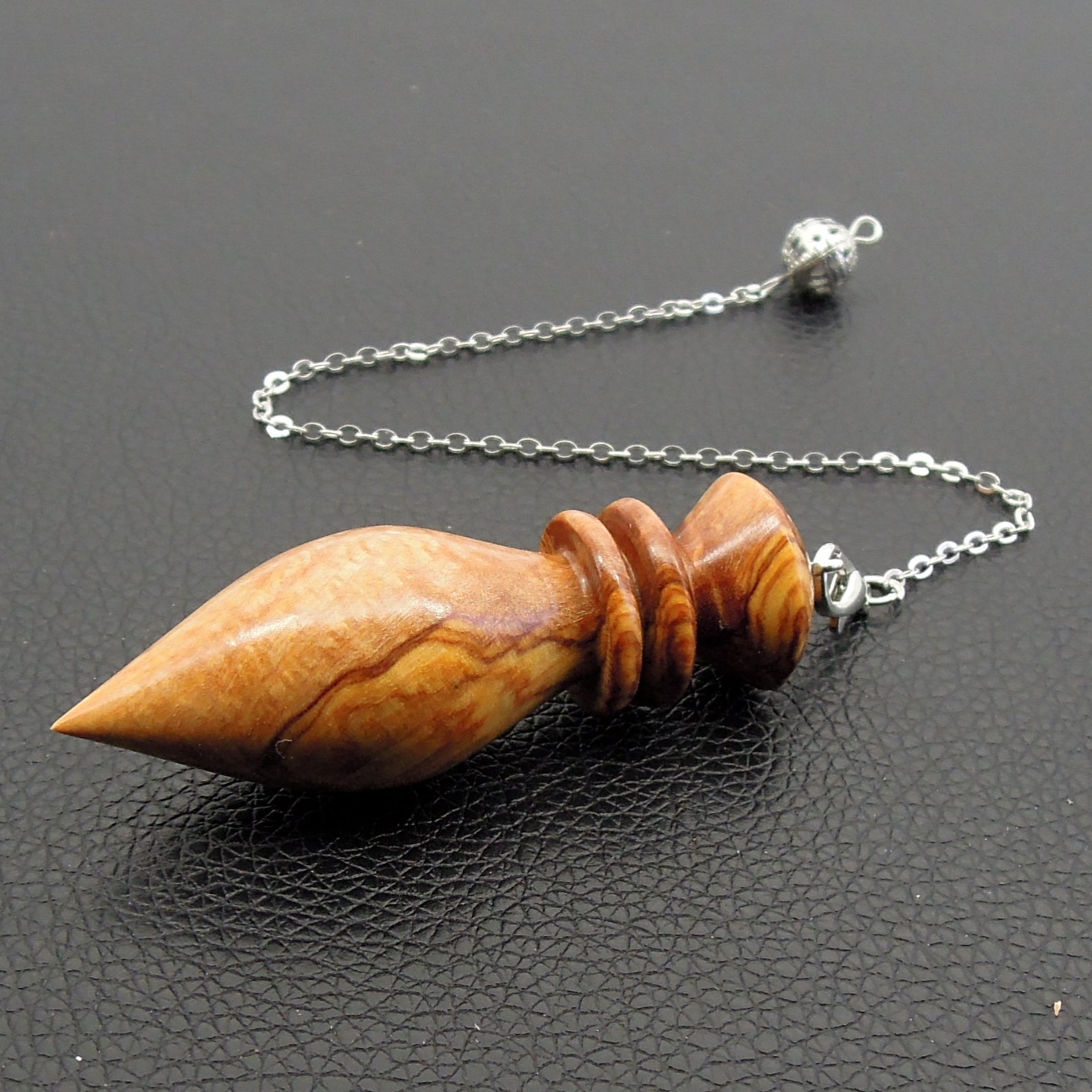 Pendule artisanal divinatoire en olivier avec chainette..