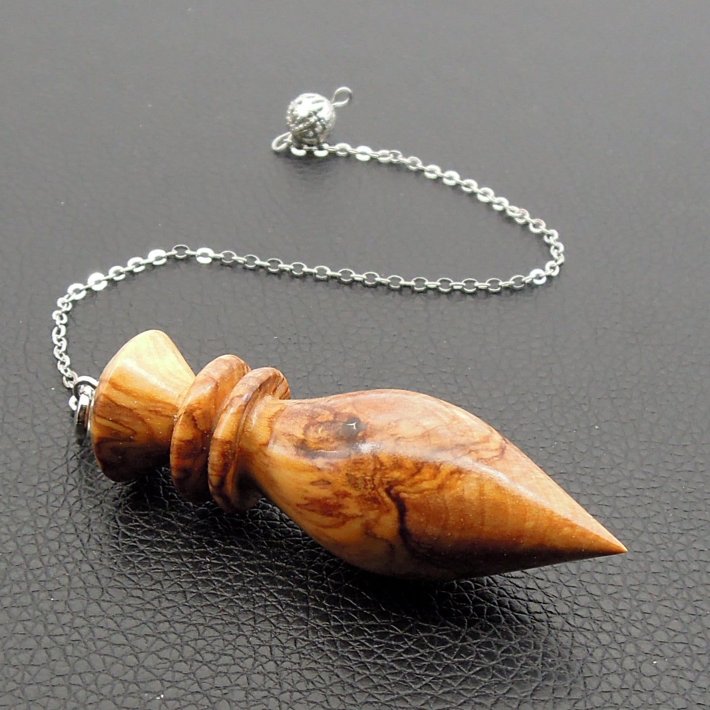 Pendule artisanal divinatoire en olivier avec chainette..