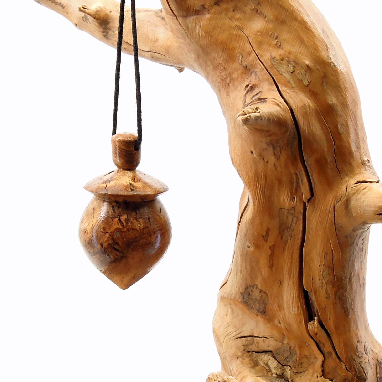 Pendule artisanal de radiesthésie en orme avec oeilleton.