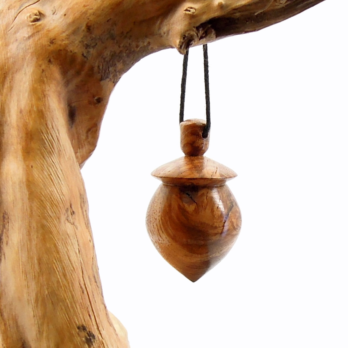 Pendule artisanal de radiesthésie en orme avec oeilleton.