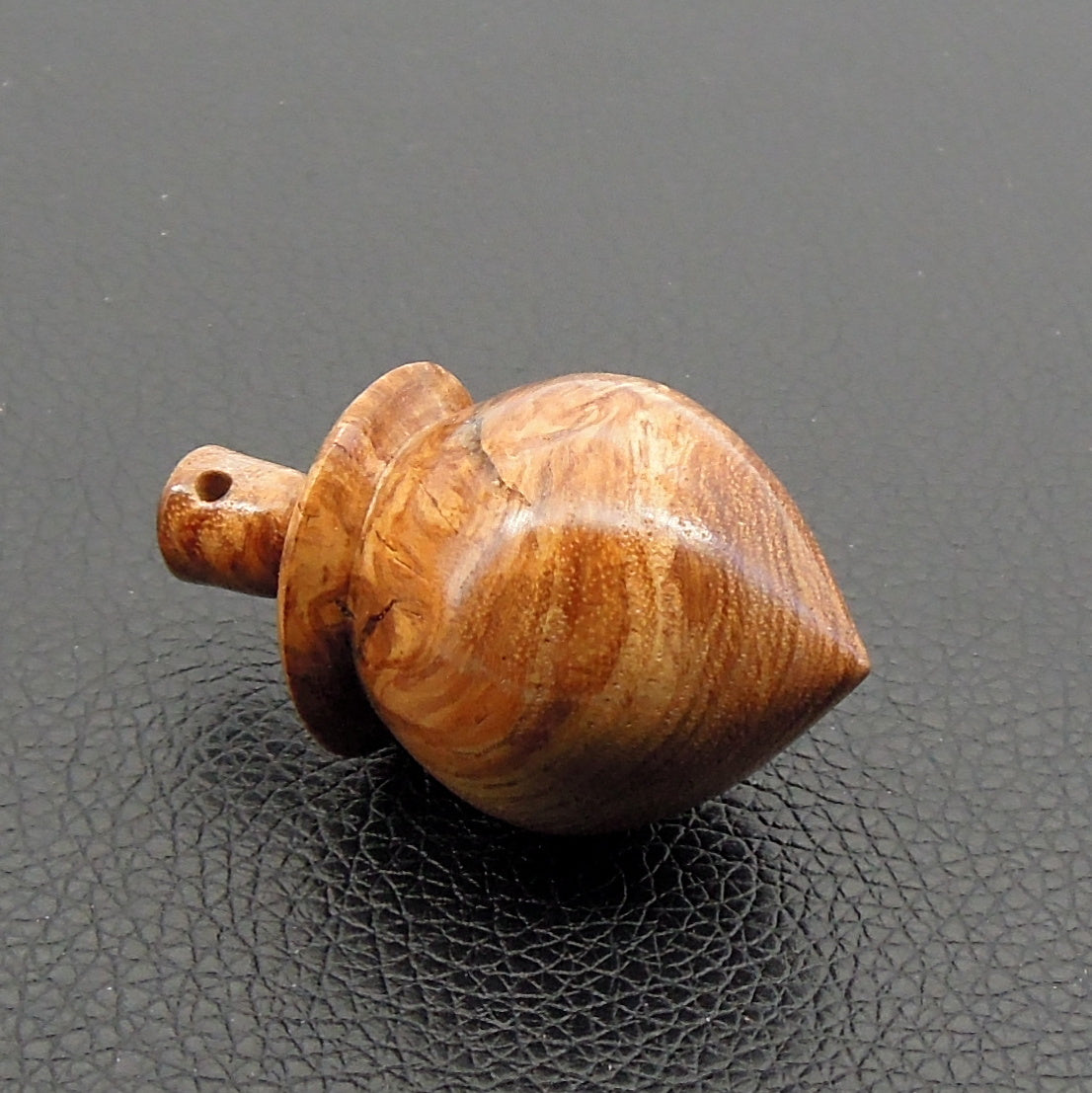 Pendule artisanal de radiesthésie en orme avec oeilleton.