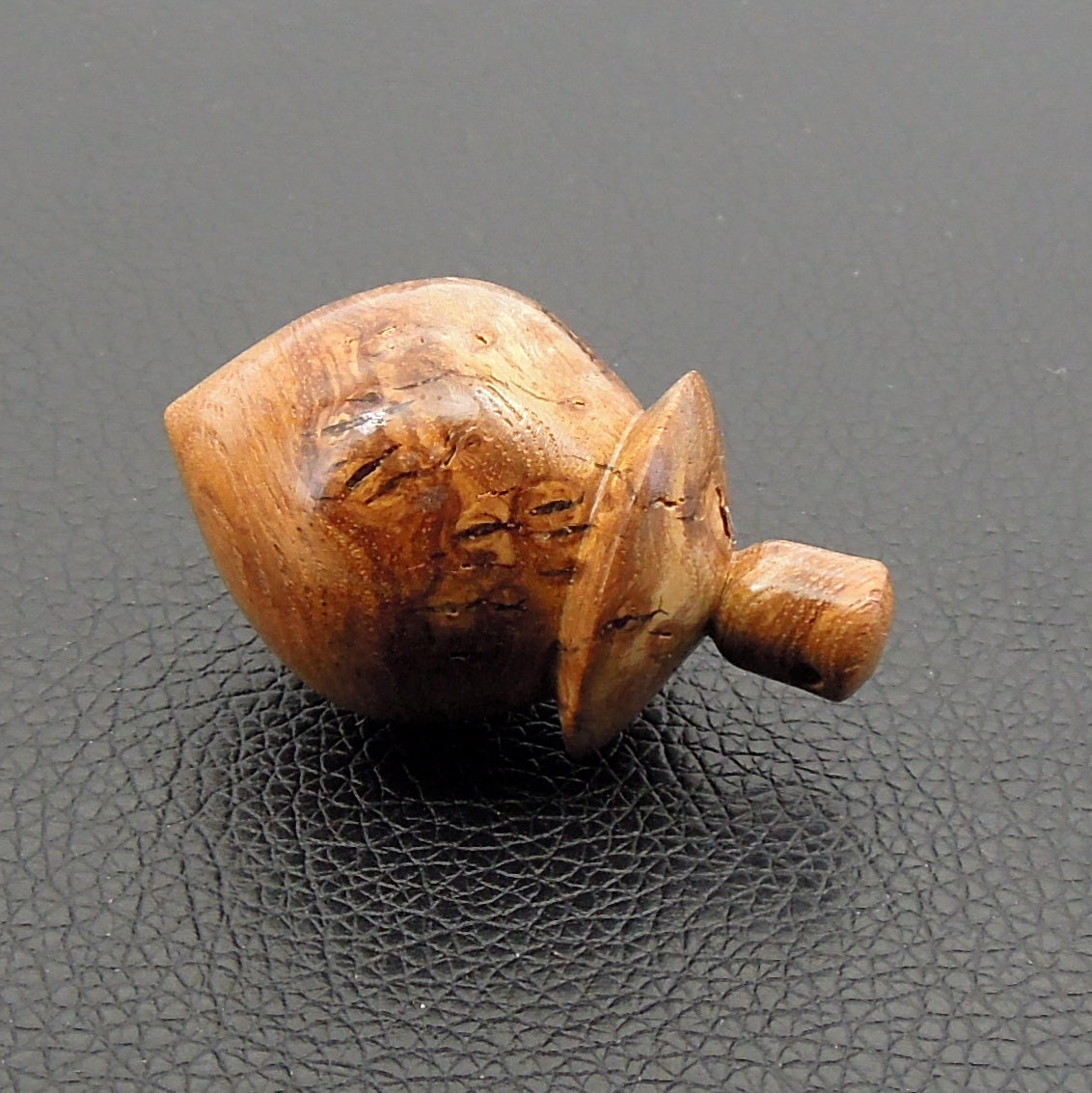 Pendule artisanal de radiesthésie en orme avec oeilleton.