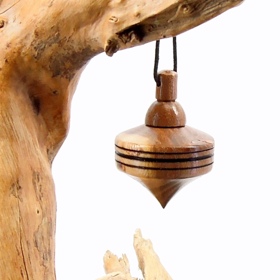 Pendule artisanal de radiesthésie en nerprun avec oeilleton.