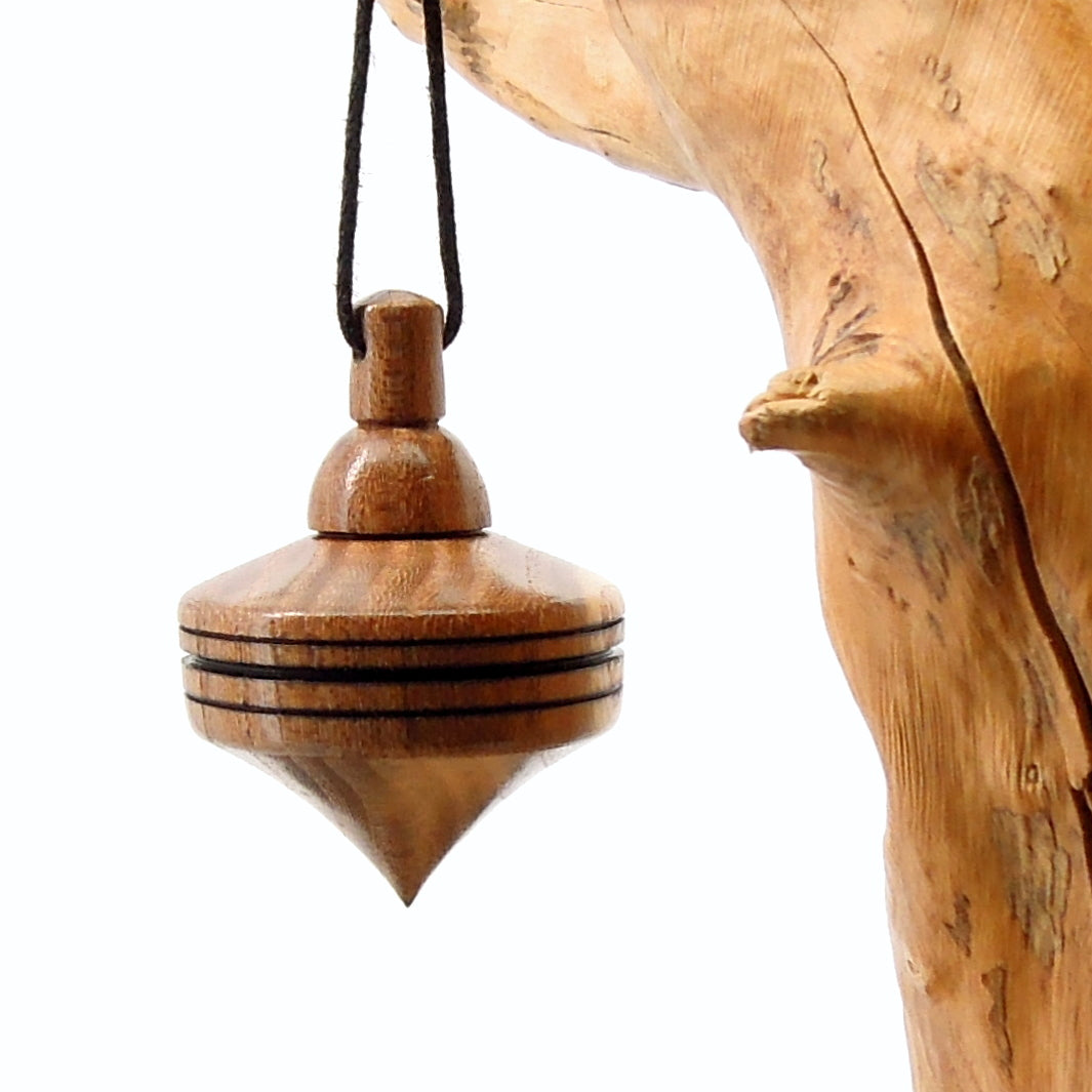 Pendule artisanal de radiesthésie en nerprun avec oeilleton.