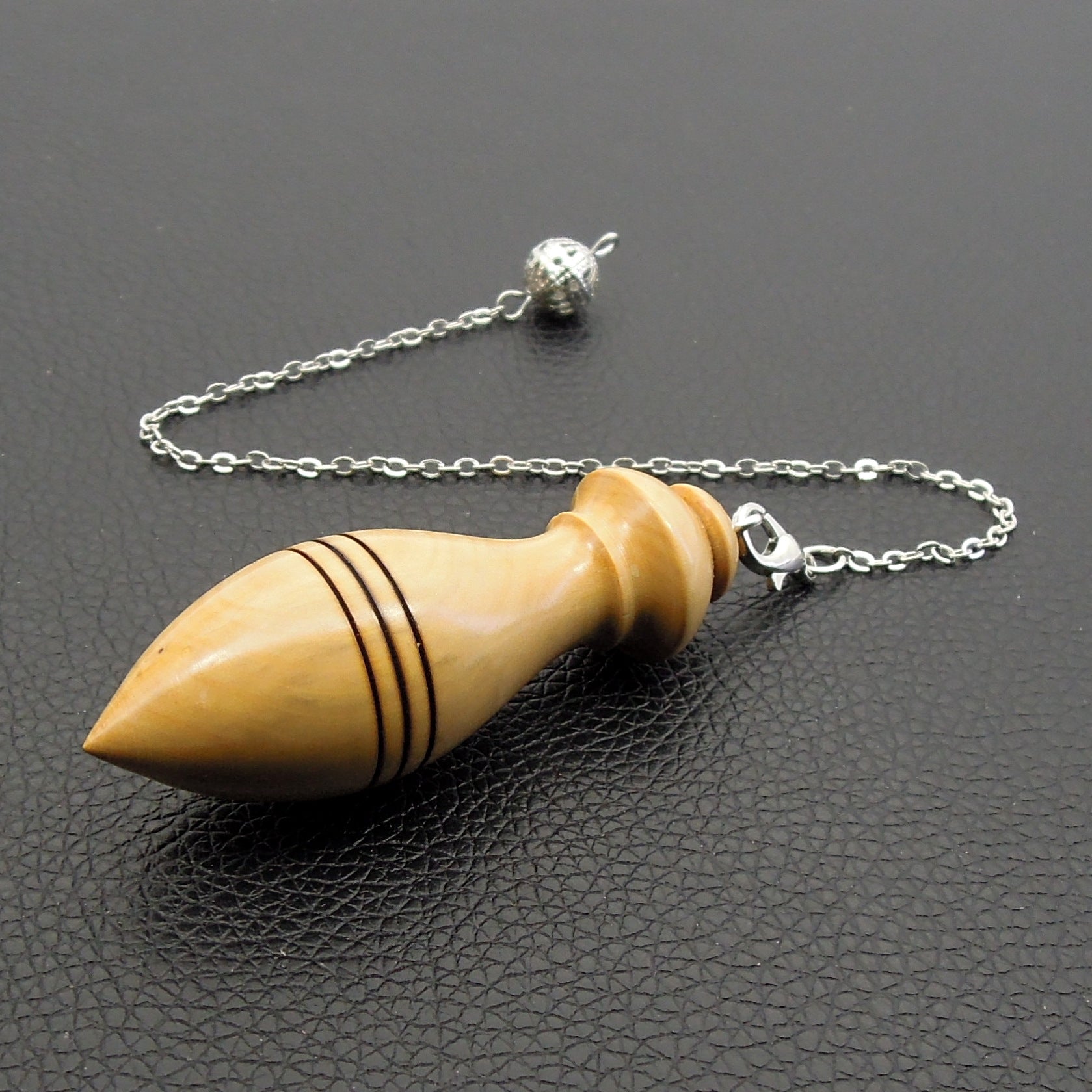 Pendule artisanal de radiesthésie en buis avec chainette.
