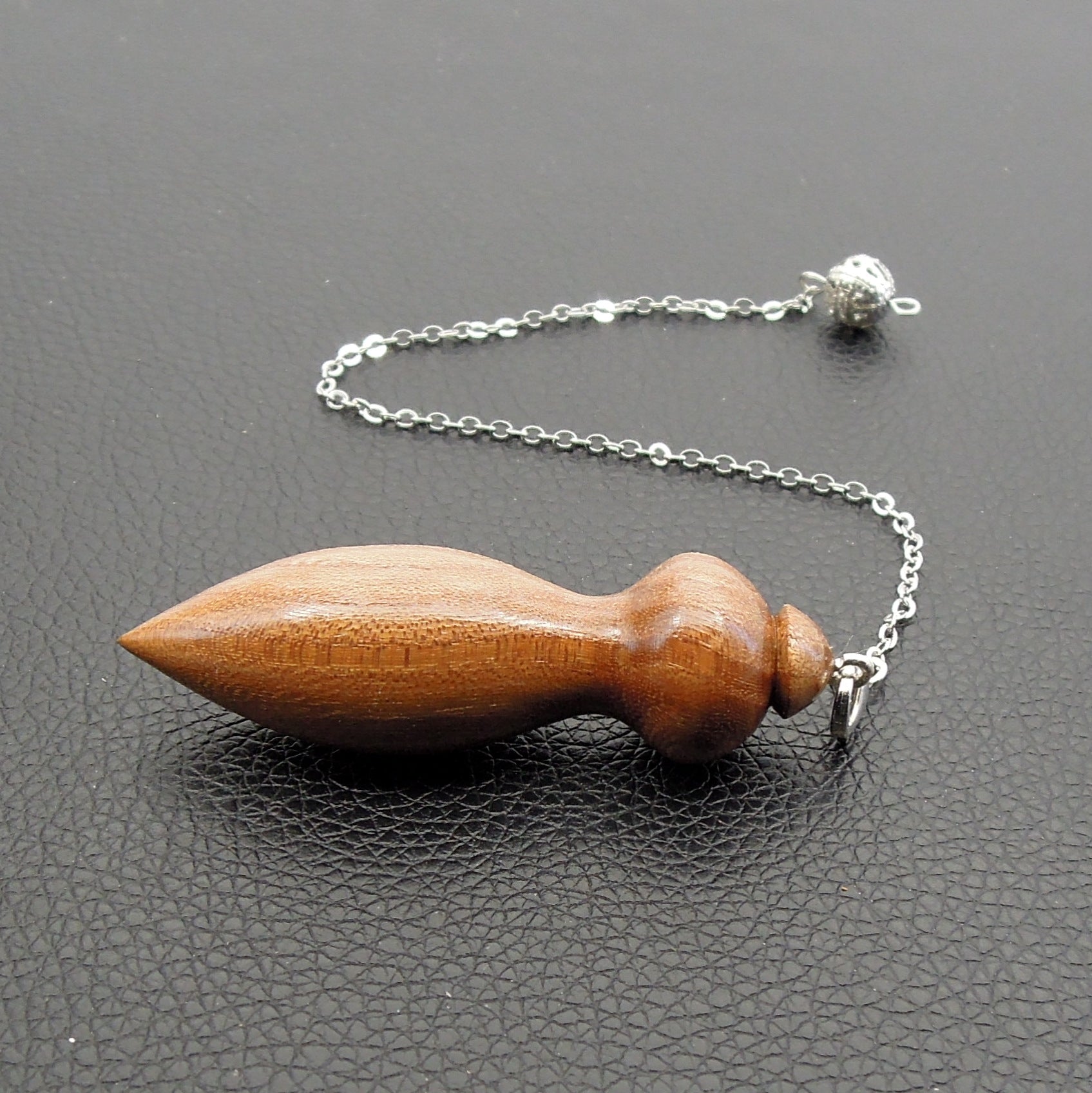 Pendule artisanal de radiesthésie en orme avec chainette.