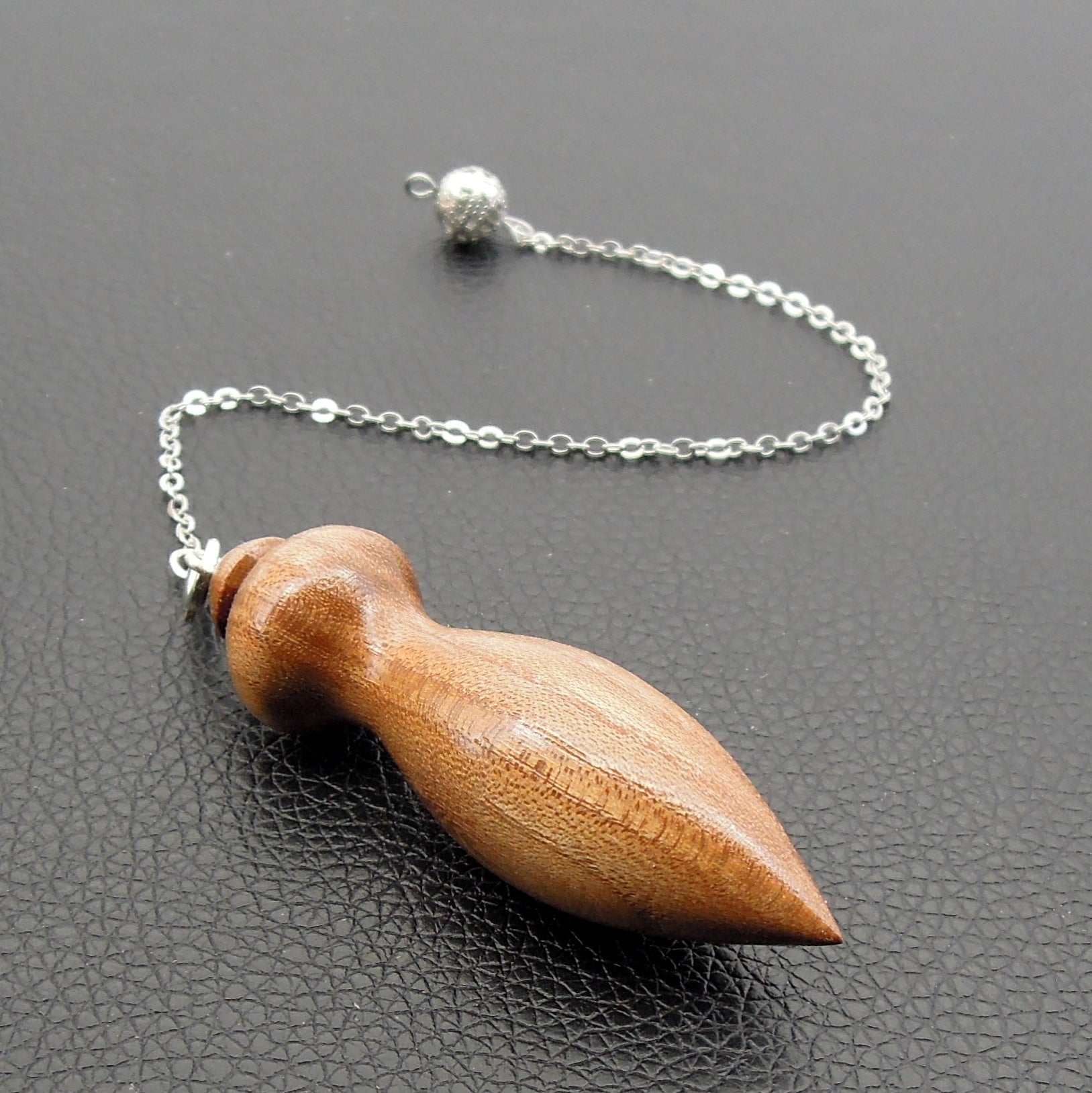 Pendule artisanal de radiesthésie en orme avec chainette.