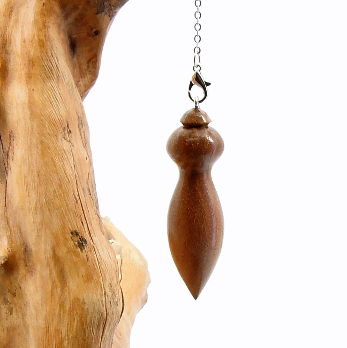Pendule artisanal de radiesthésie en orme avec chainette.