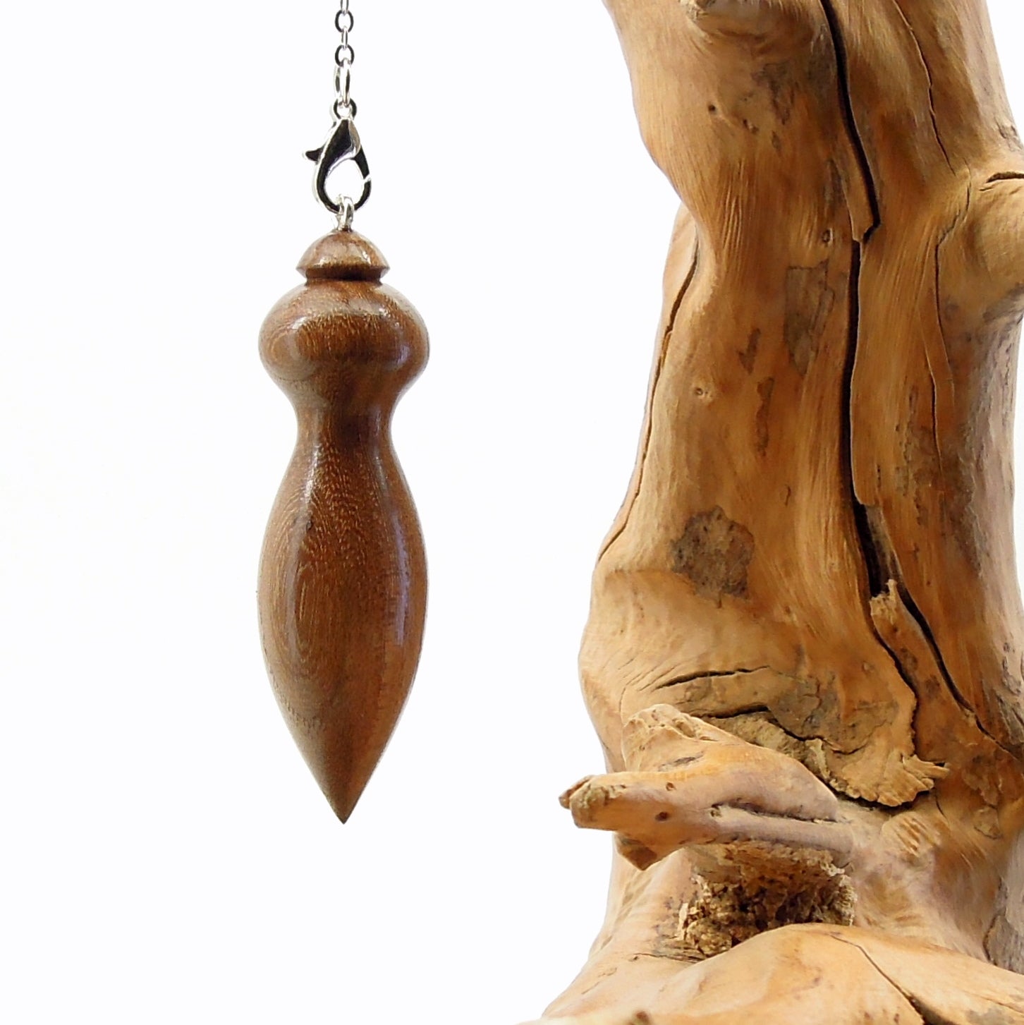 Pendule artisanal de radiesthésie en orme avec chainette.