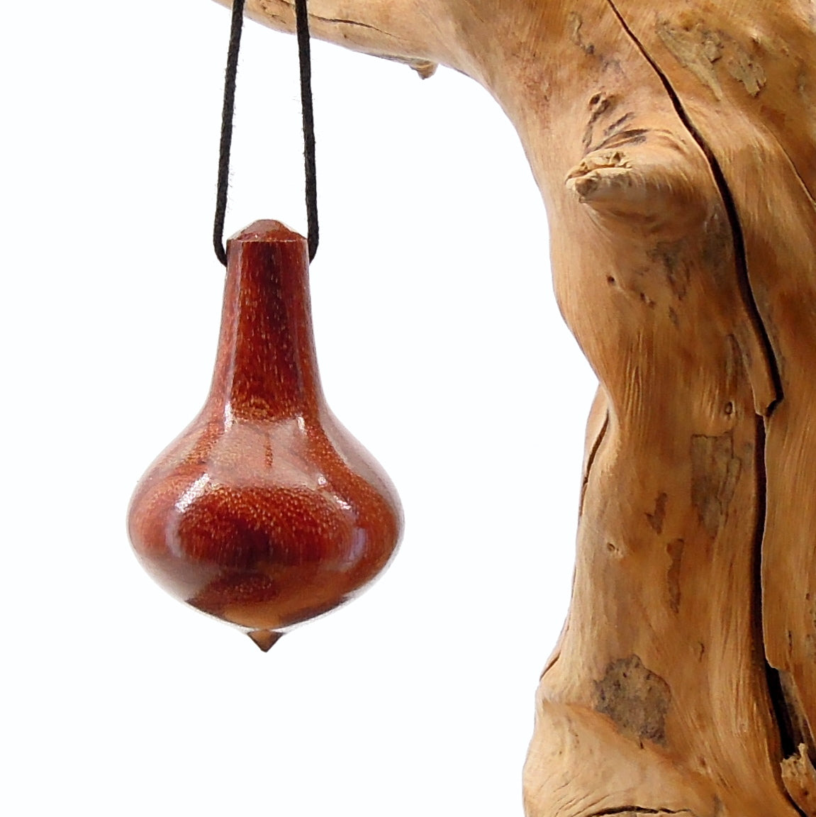 Pendule artisanal de radiesthésie en palissandre santos avec oeilleton.