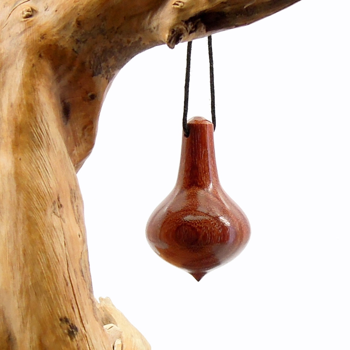 Pendule artisanal de radiesthésie en palissandre santos avec oeilleton.