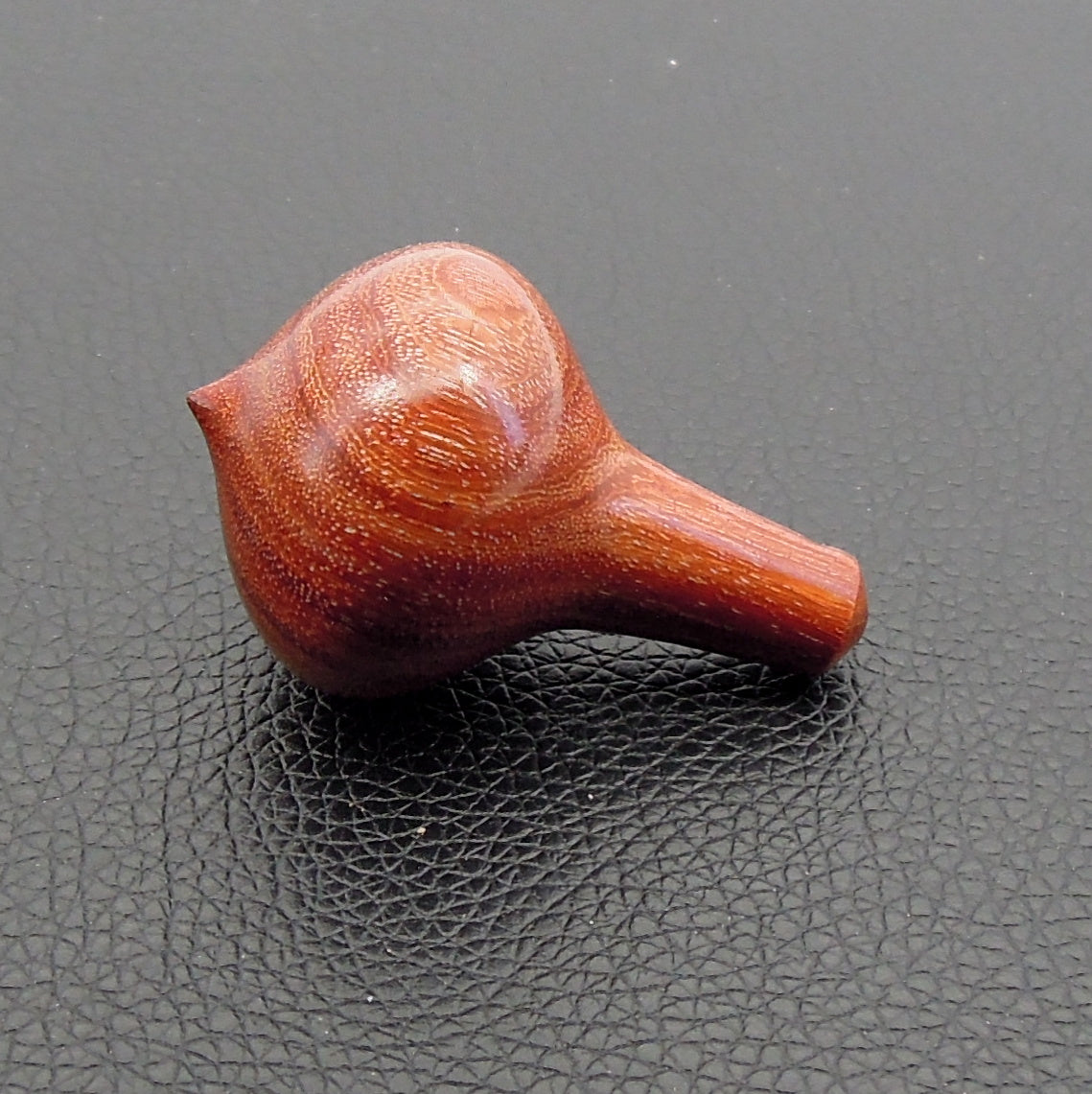 Pendule artisanal de radiesthésie en palissandre santos avec oeilleton.