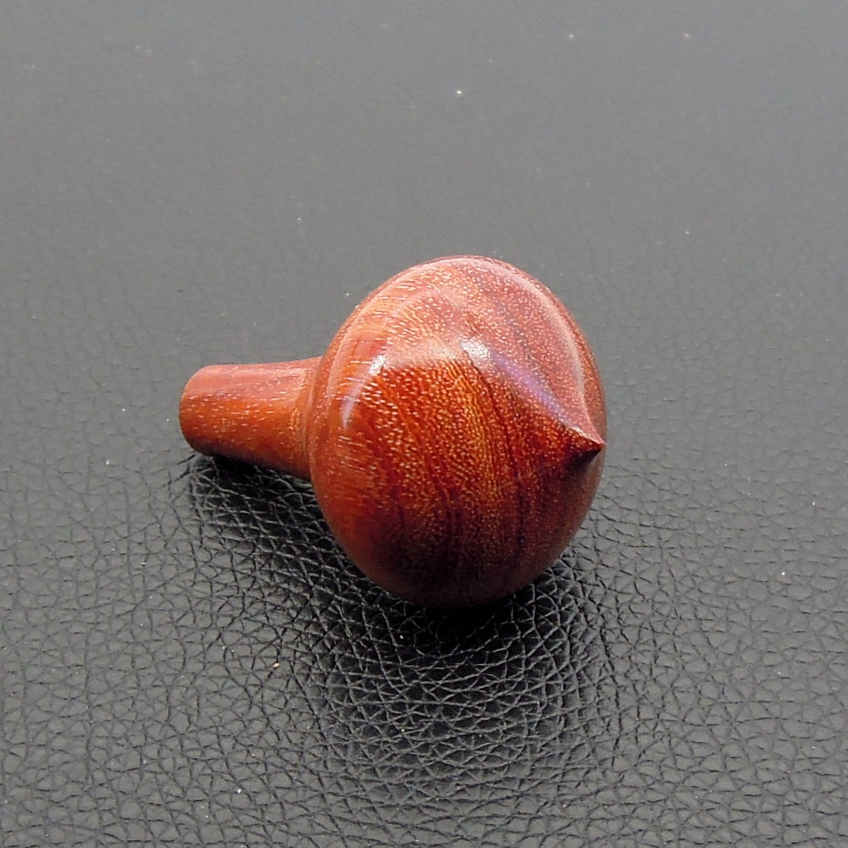 Pendule artisanal de radiesthésie en palissandre santos avec oeilleton.