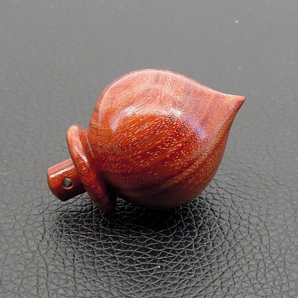 Pendule artisanal de radiesthésie en palissandre santos avec oeilleton.