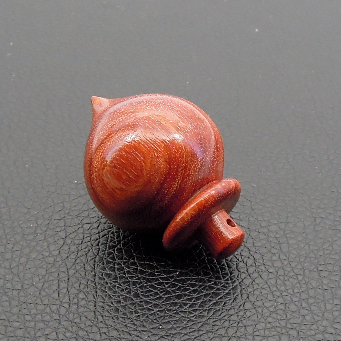 Pendule artisanal de radiesthésie en palissandre santos avec oeilleton.